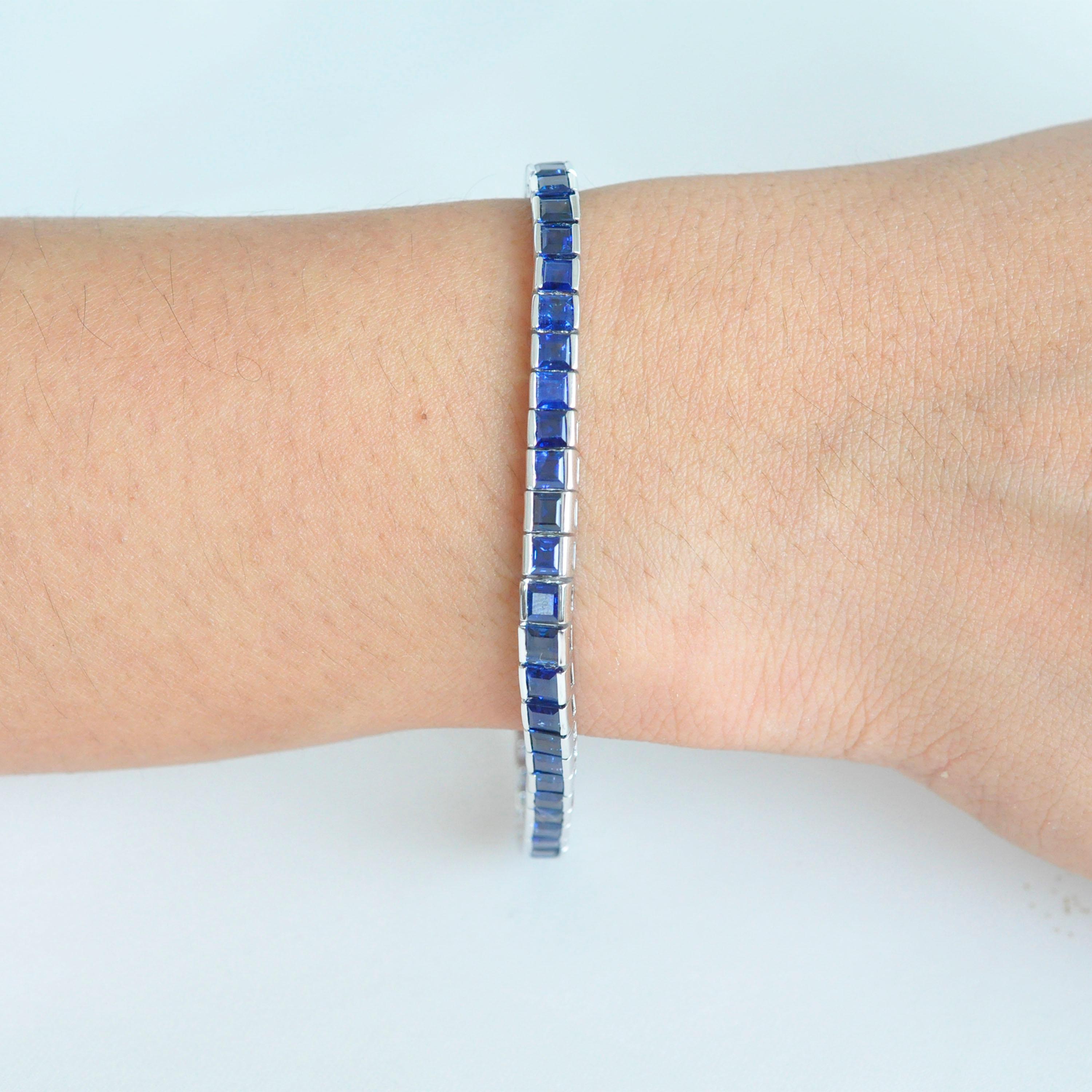 bracelet ligne tennis en or blanc 18 carats, saphir bleu naturel carré de 14,04 carats.

Ce magistral bracelet tennis en saphirs bleus royaux est superbe. Les 49 saphirs bleus carrés identiques, d'une taille de 4 mm au centre et passant à 3,5 mm au