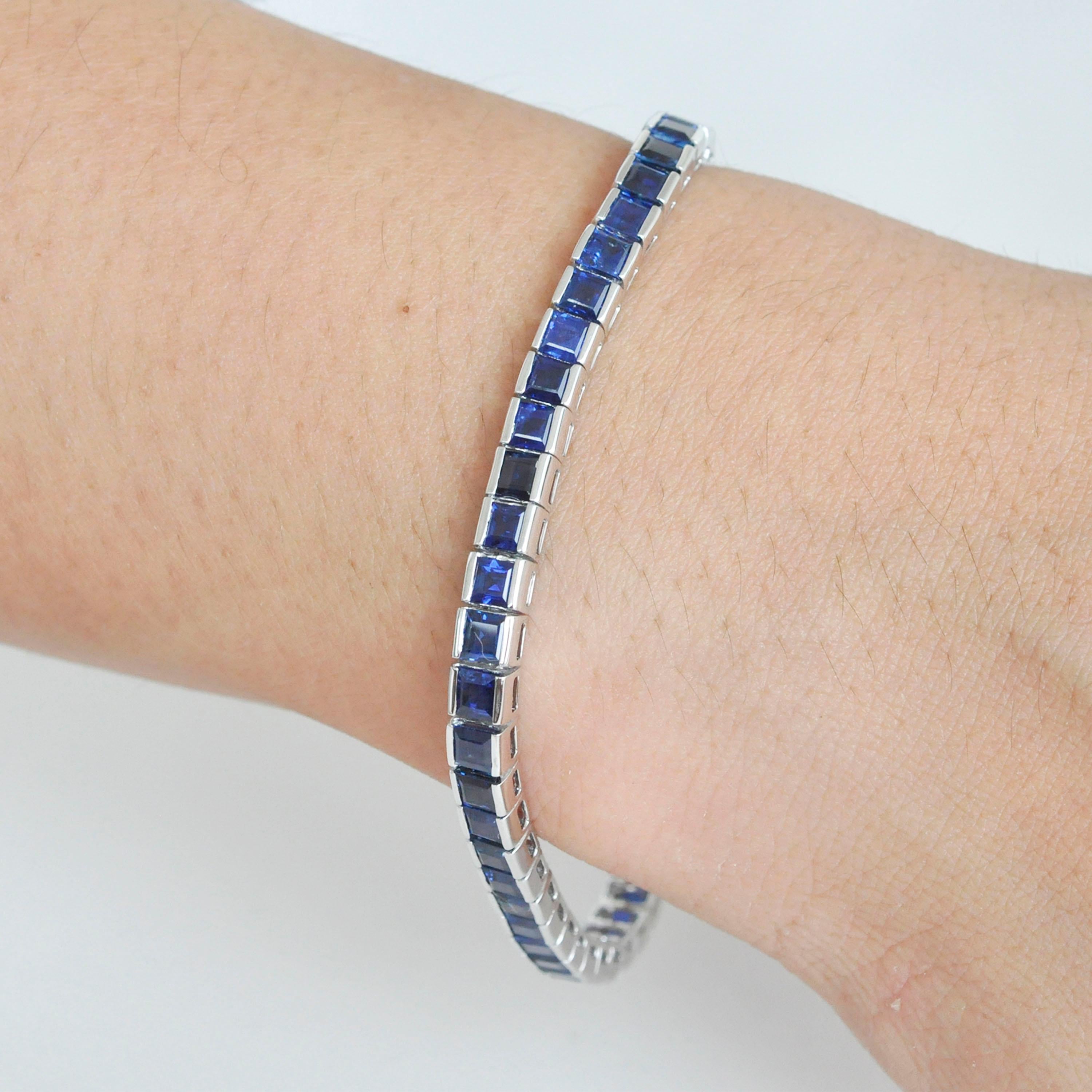 Quadratisches Tennisarmband aus 18 Karat Weißgold mit natürlichem blauem Saphir (Moderne)