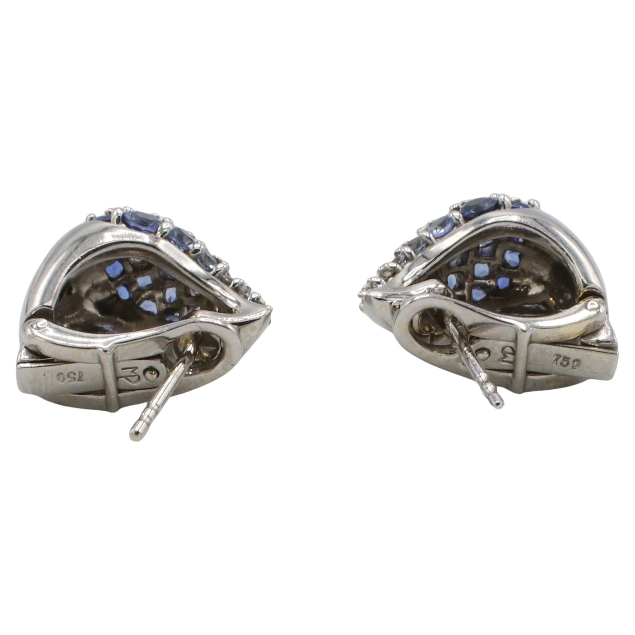 Orecchini a goccia con diamante naturale e zaffiro blu in oro bianco 18 carati 
Metallo: oro bianco 18 carati
Peso: 9.6 grammi
Diamanti: Circa 0.12 CTW G VS diamanti naturali rotondi
Lunghezza: 15 mm
Larghezza: 10 mm
Schiene: Schienali a leva con