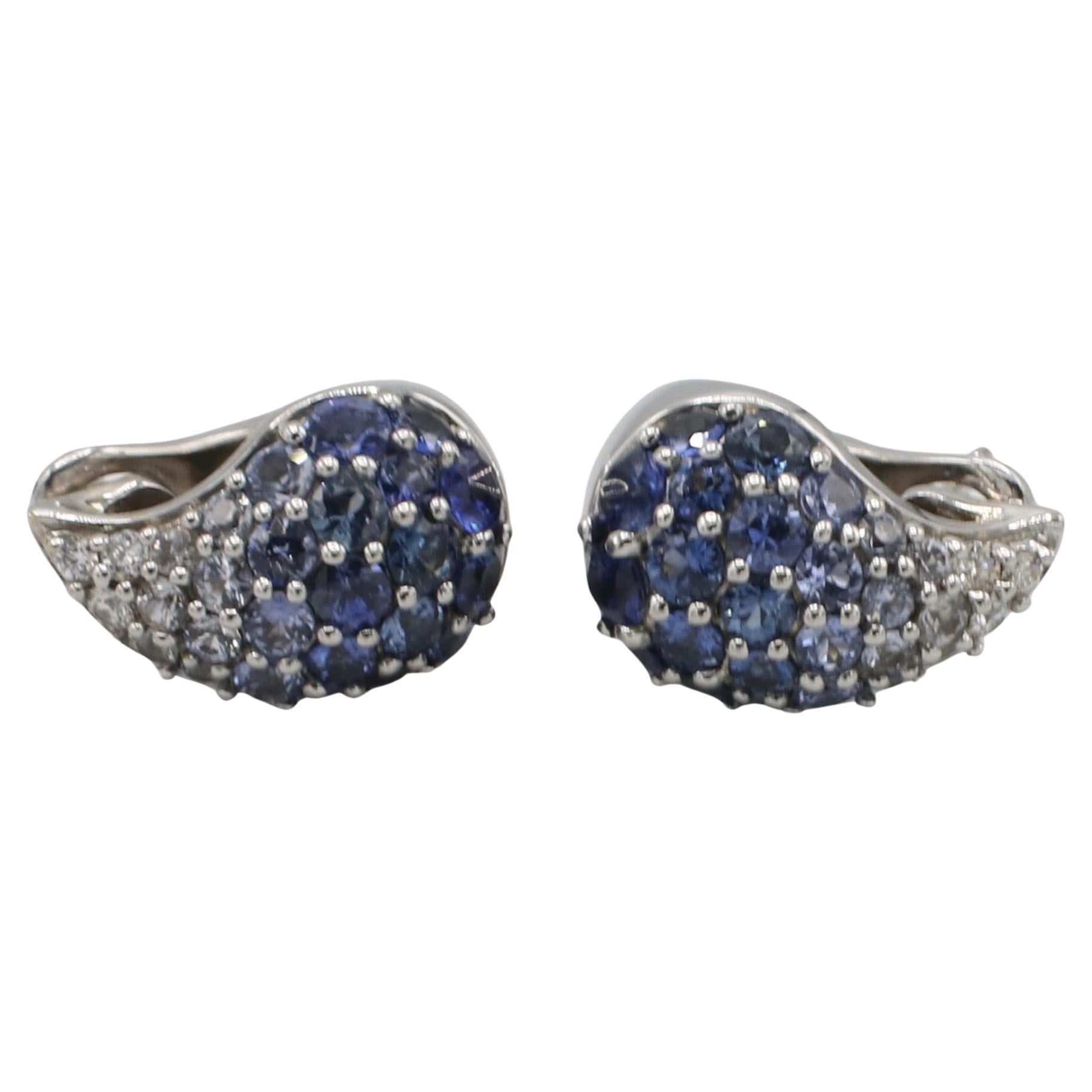 Moderno Orecchini a goccia con diamante naturale e zaffiro blu in oro bianco 18 carati in vendita