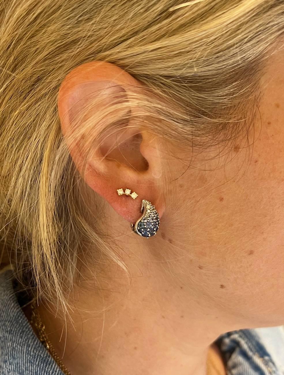 Taglio rotondo Orecchini a goccia con diamante naturale e zaffiro blu in oro bianco 18 carati in vendita