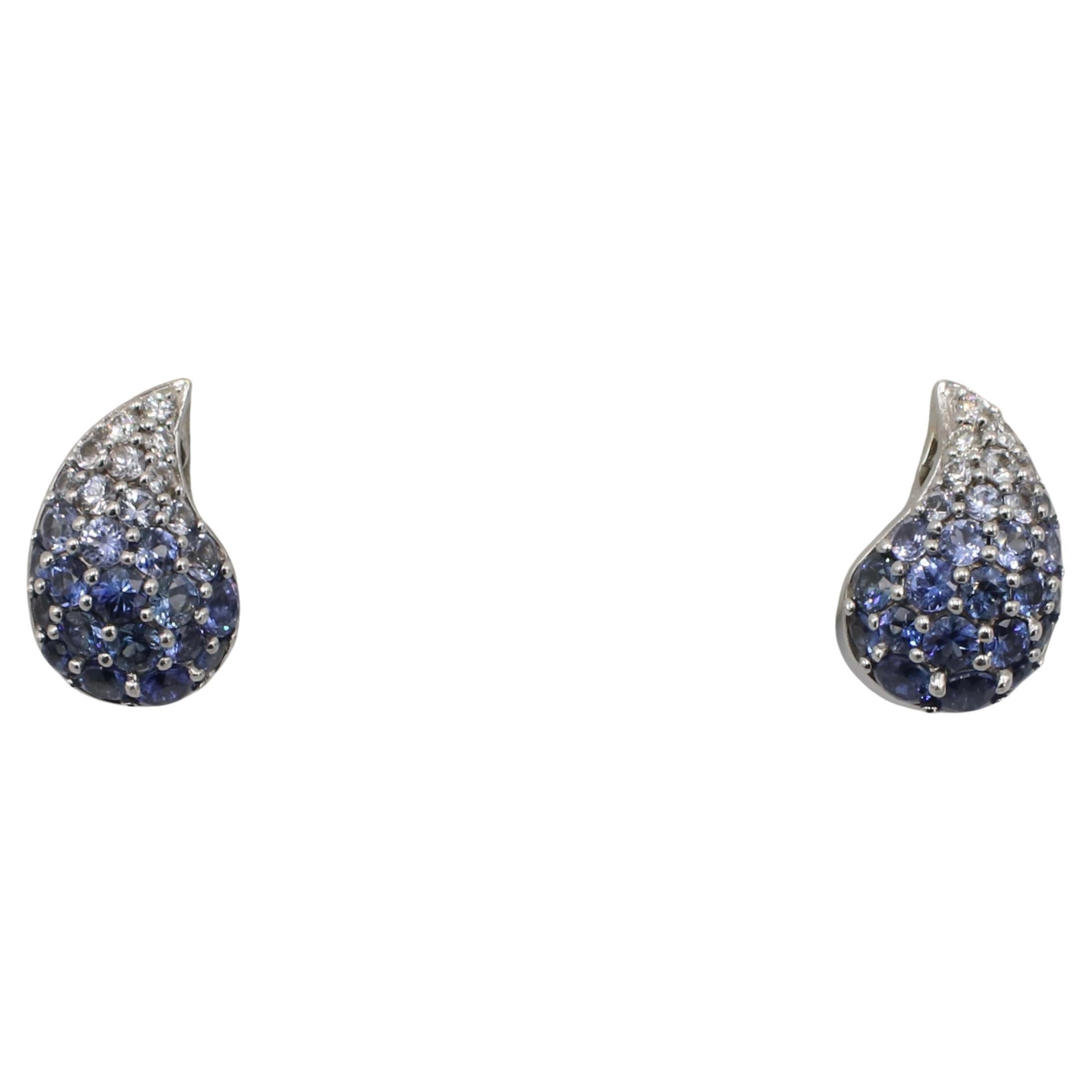 Orecchini a goccia con diamante naturale e zaffiro blu in oro bianco 18 carati in vendita
