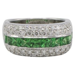 Anello con diamante naturale e granato verde demantoide a cupola in oro bianco 18 carati