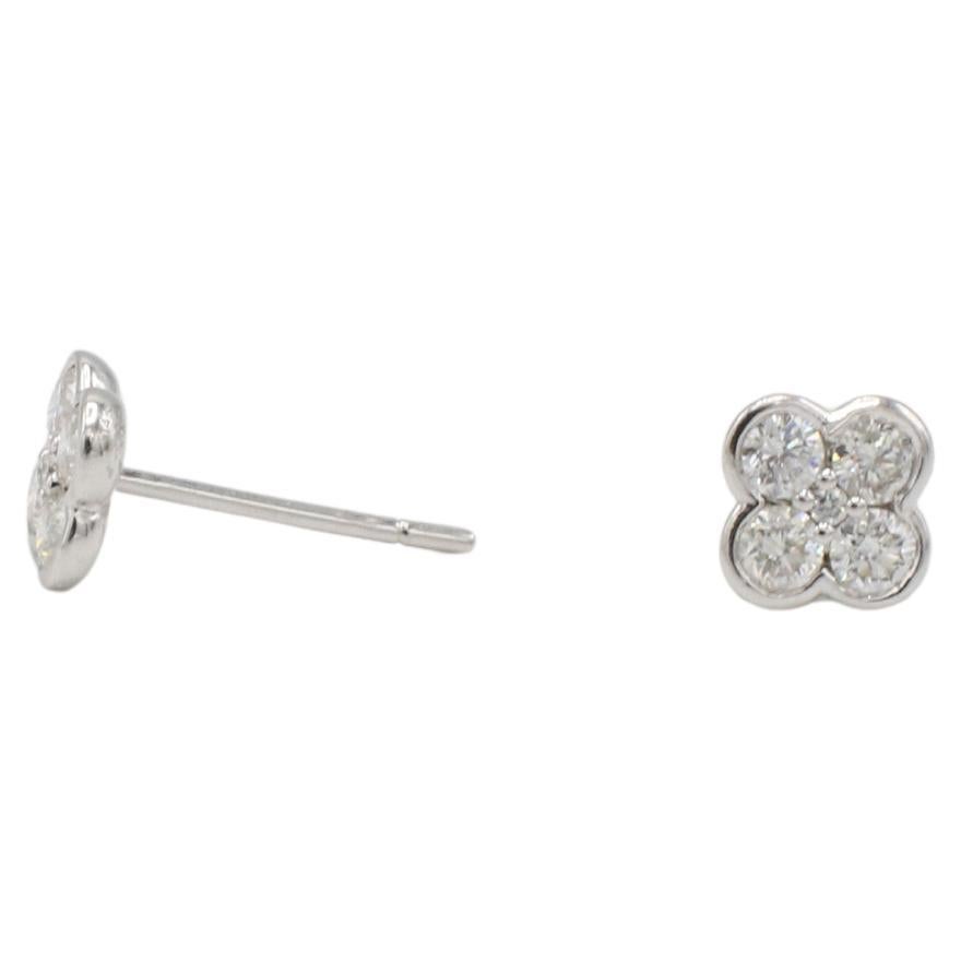 Orecchini a grappolo con diamante naturale in oro bianco 18 kt. 
Metallo: oro bianco 18 carati
Peso: 1.24 grammi
Diamanti: Circa 0.85 CTW F-G VVS di diamanti tondi naturali
Larghezza: 6,3 mm
Dorsi: Schienali a frizione (montanti)
TD F35000836