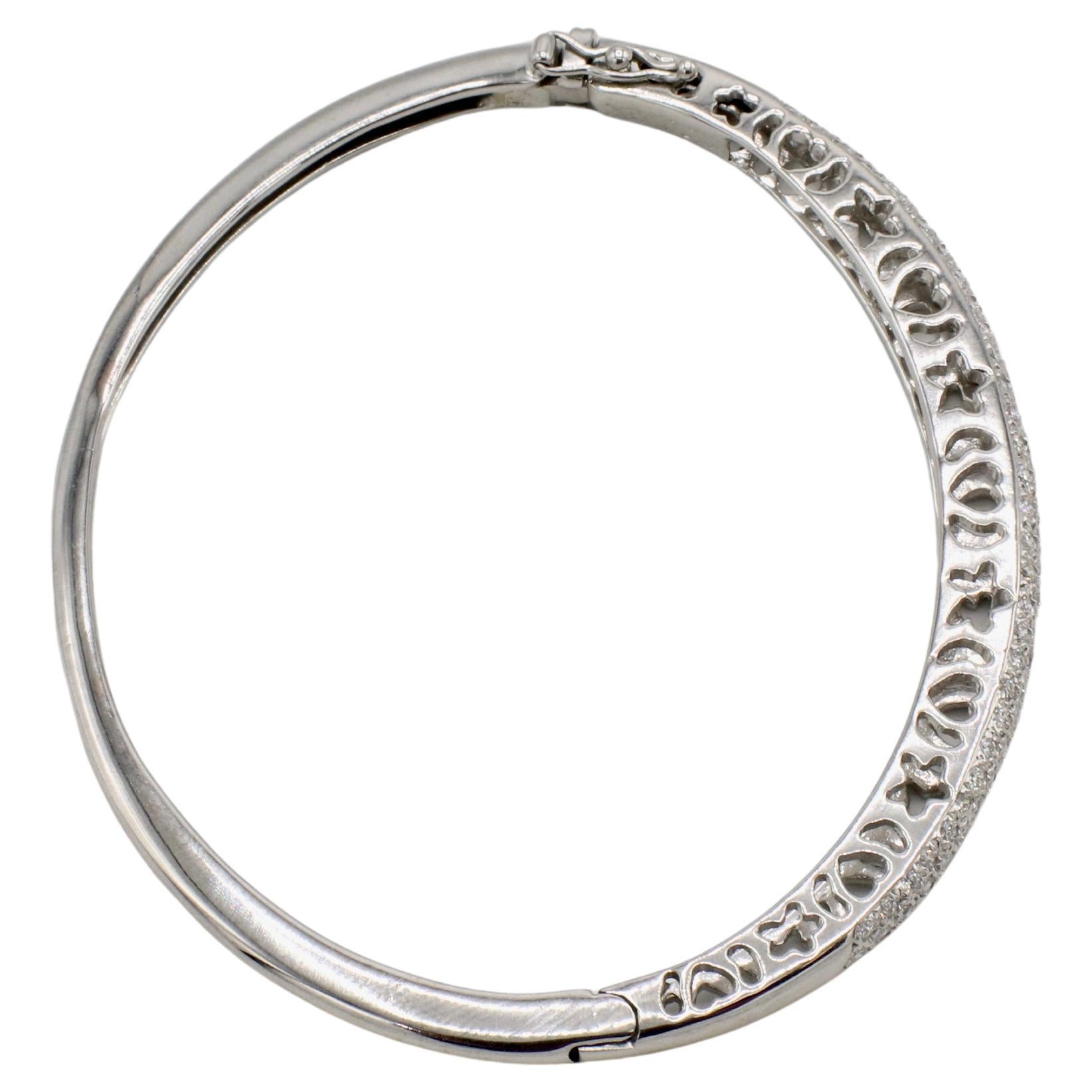Moderne Bracelet à charnière en or blanc 18 carats avec pavé de diamants naturels en vente