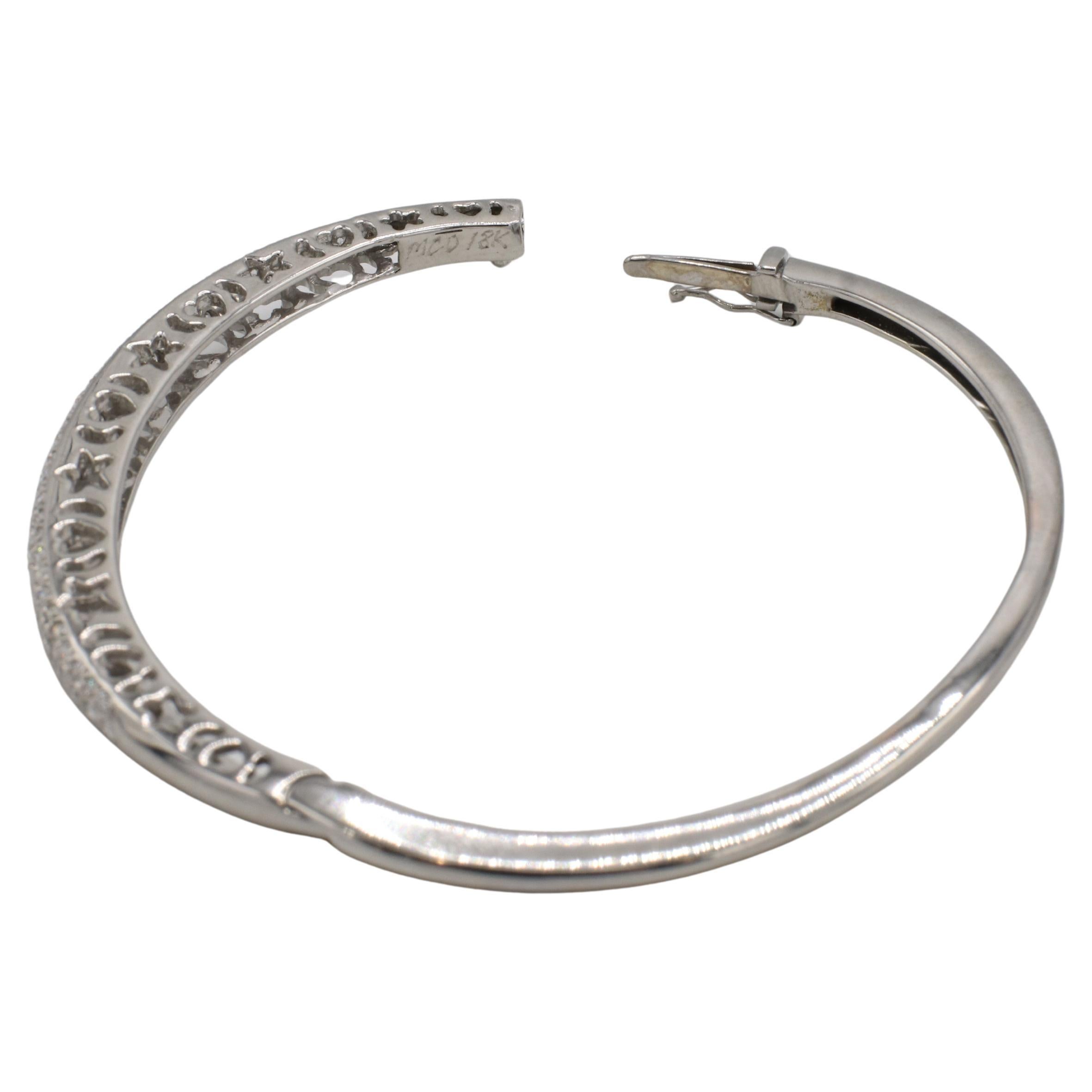 Taille ronde Bracelet à charnière en or blanc 18 carats avec pavé de diamants naturels en vente