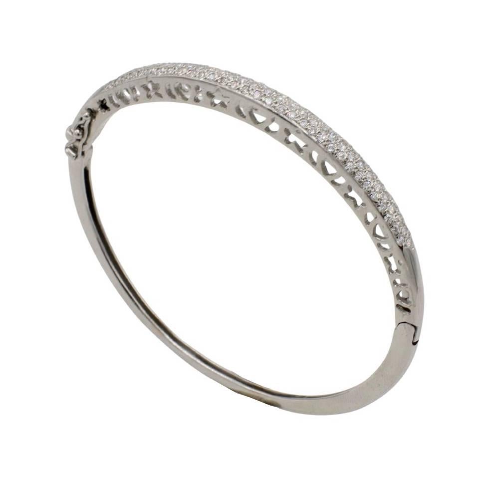 Bracelet à charnière en or blanc 18 carats avec pavé de diamants naturels Excellent état - En vente à  Baltimore, MD