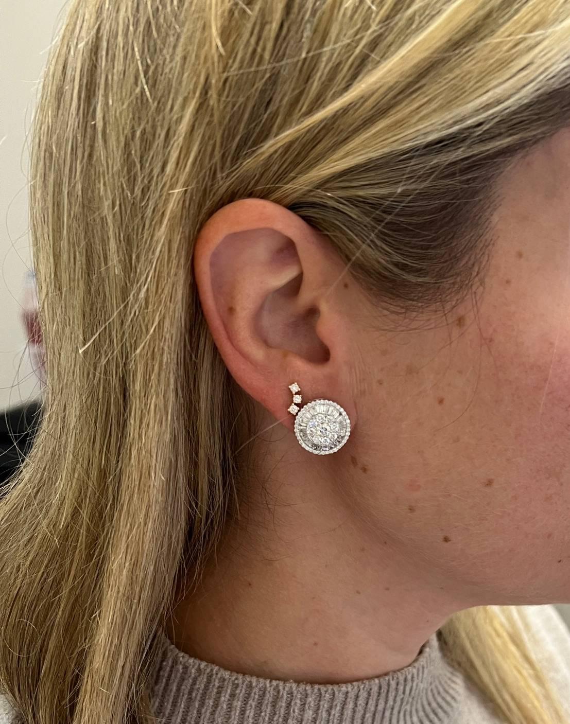 18 Karat White Gold Natural Round & Baguette Halo Cluster Stud Earrings In condizioni ottime in vendita a  Baltimore, MD