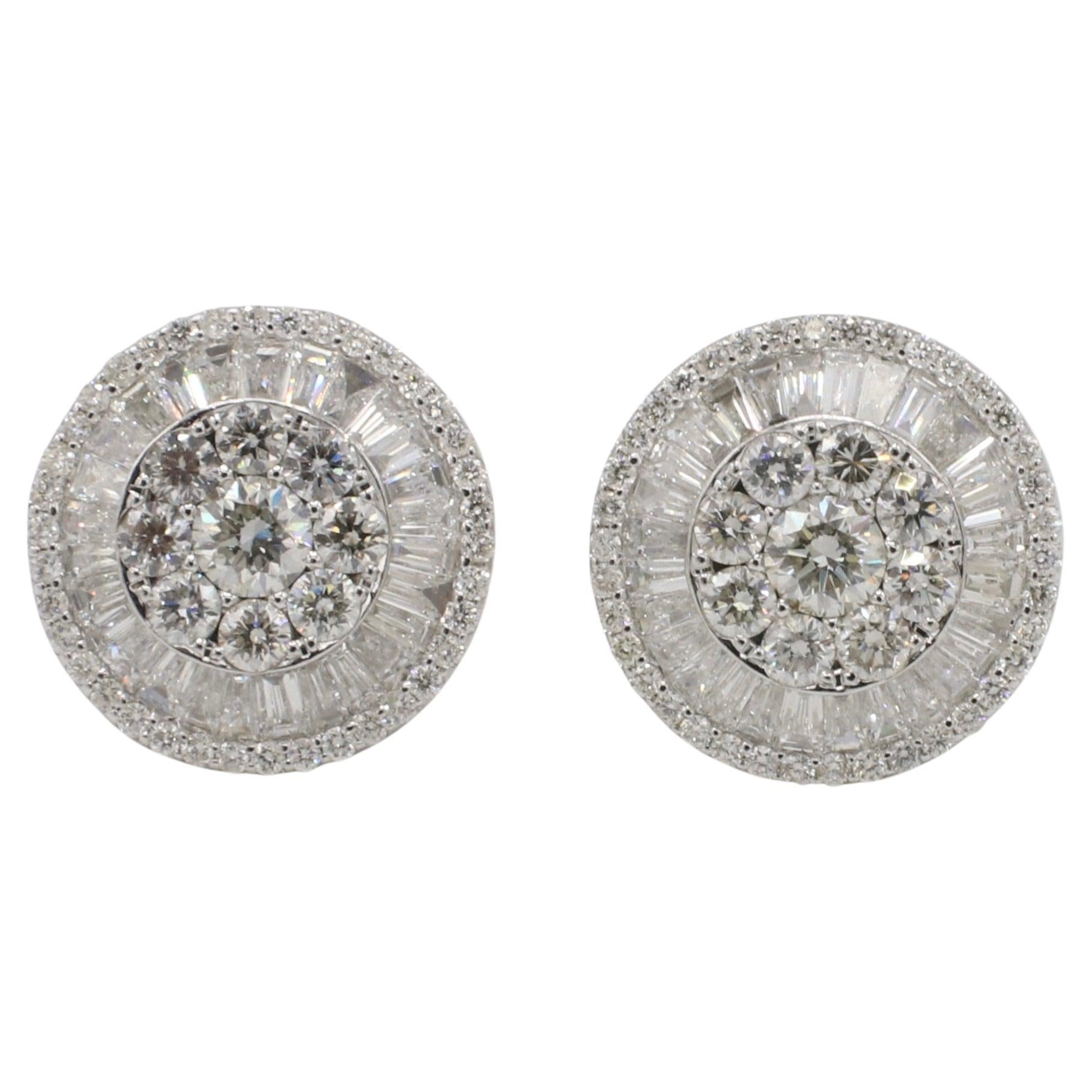 18 Karat White Gold Natural Round & Baguette Halo Cluster Stud Earrings in vendita