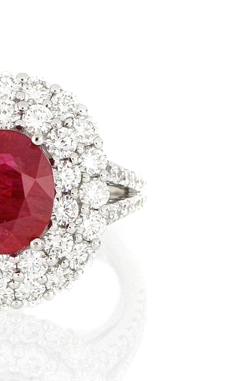 A Natural Ruby and Diamond Ring in 18 Karat White Gold In New Condition For Sale In Macau, MO