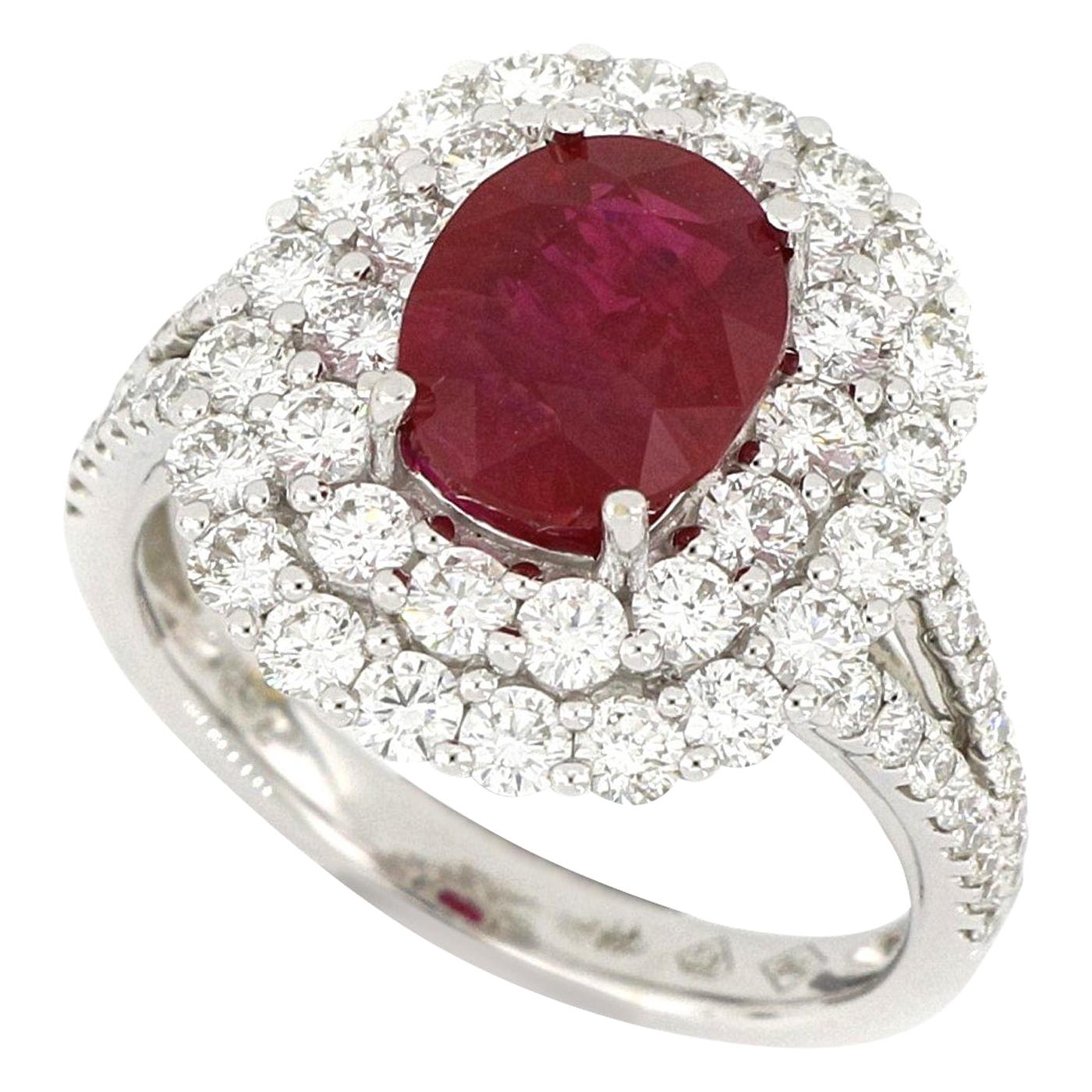 Ring mit natürlichem Rubin und Diamanten aus 18 Karat Weißgold im Angebot