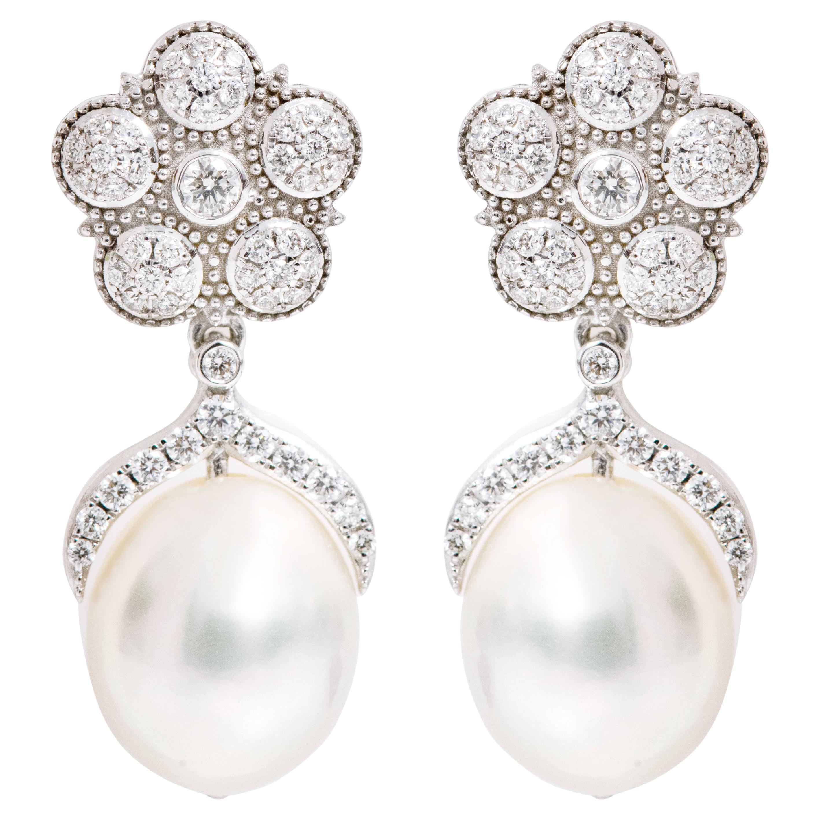 Pendants d'oreilles en or blanc 18 carats avec perles naturelles des mers du Sud et diamants 