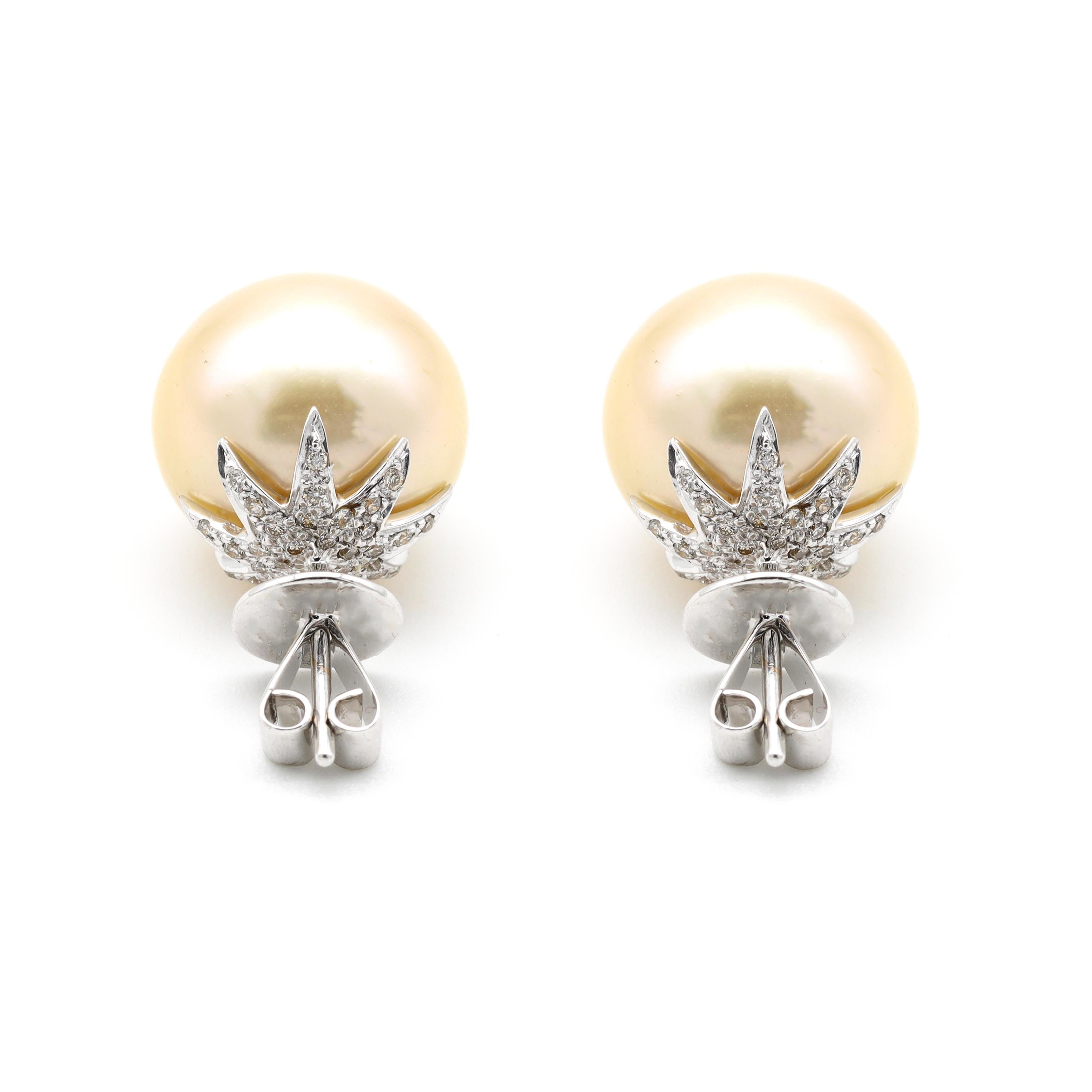 18 Karat White Gold Natural South Sea Pearl and Diamond Stud Earrings In New Condition For Sale In Jaipur, IN