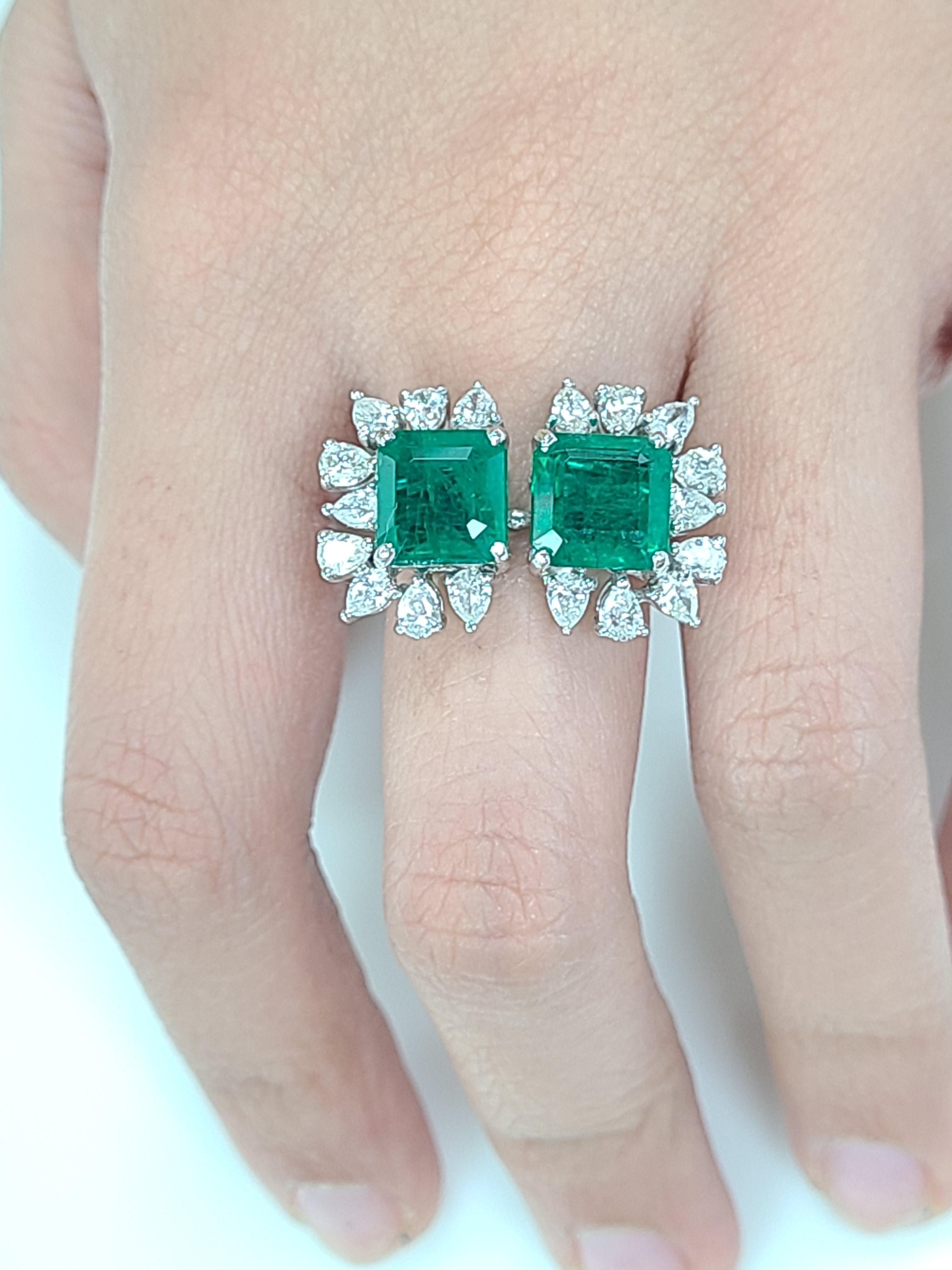 18 Karat White Gold Natural Zambia Emerald Ring Set with Diamonds In New Condition In Hong Kong, HK