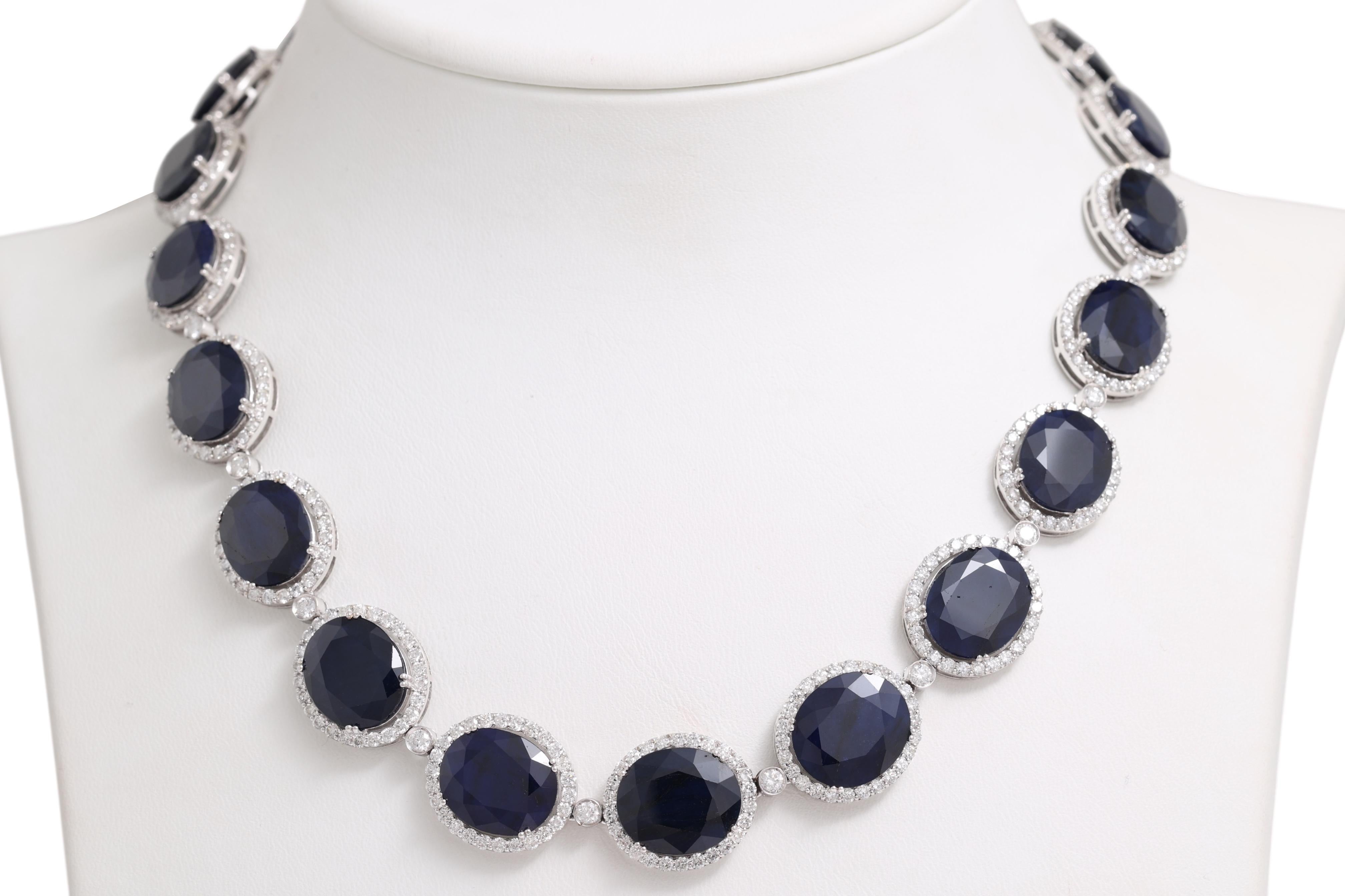 collier en or blanc 18 carats 210,54ct Saphirs, 17,01ct Diamants.

Superbe collier serti de saphirs et de diamants.

Saphirs : 210,54 ct

Diamants : 17.01 ct

Matériau : or blanc 18 kt

Poids total : 114,7 grammes

Mesures :  