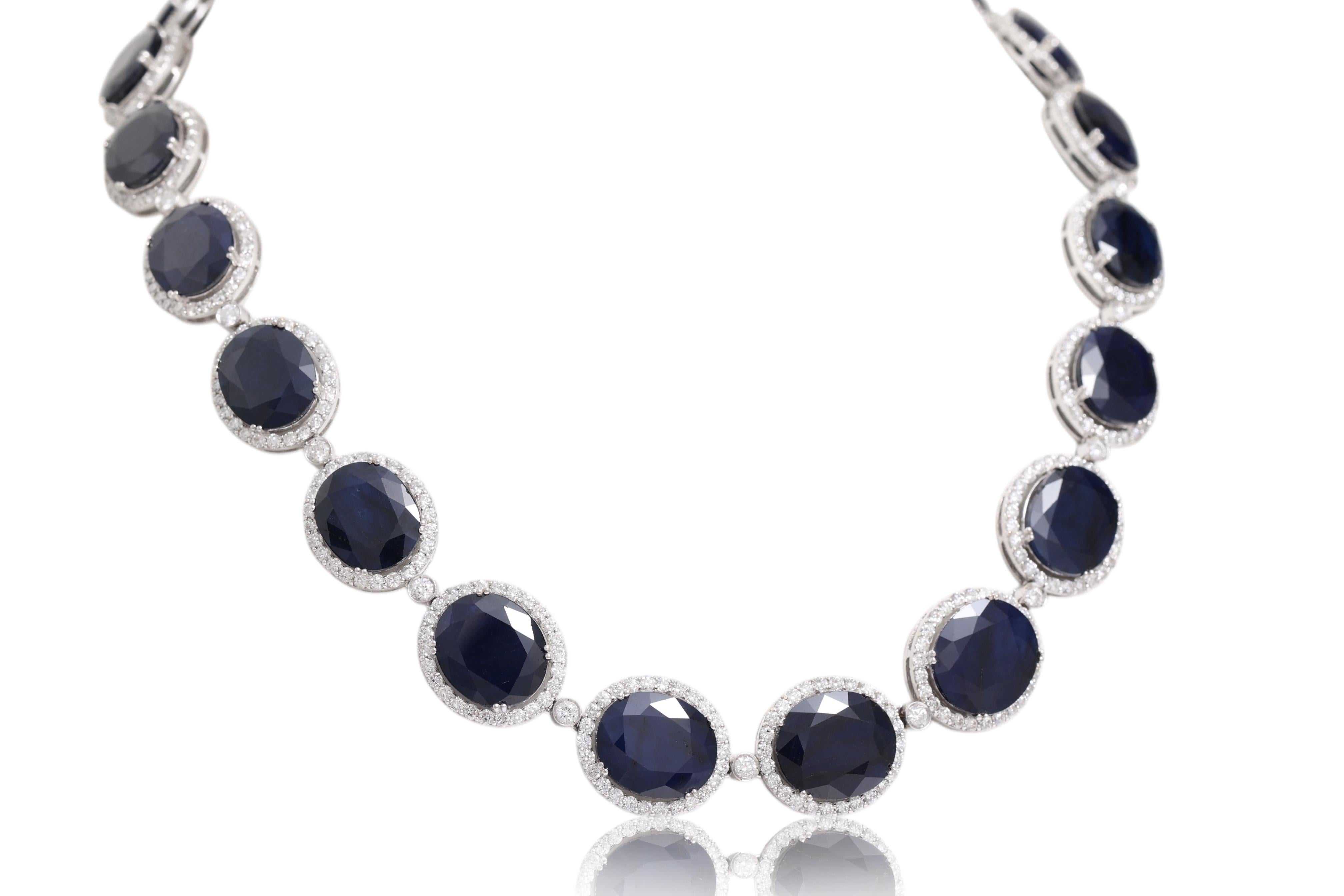 Contemporain Collier en or blanc 18 carats avec 210,54 carats de saphirs et 17,01 carats de diamants en vente