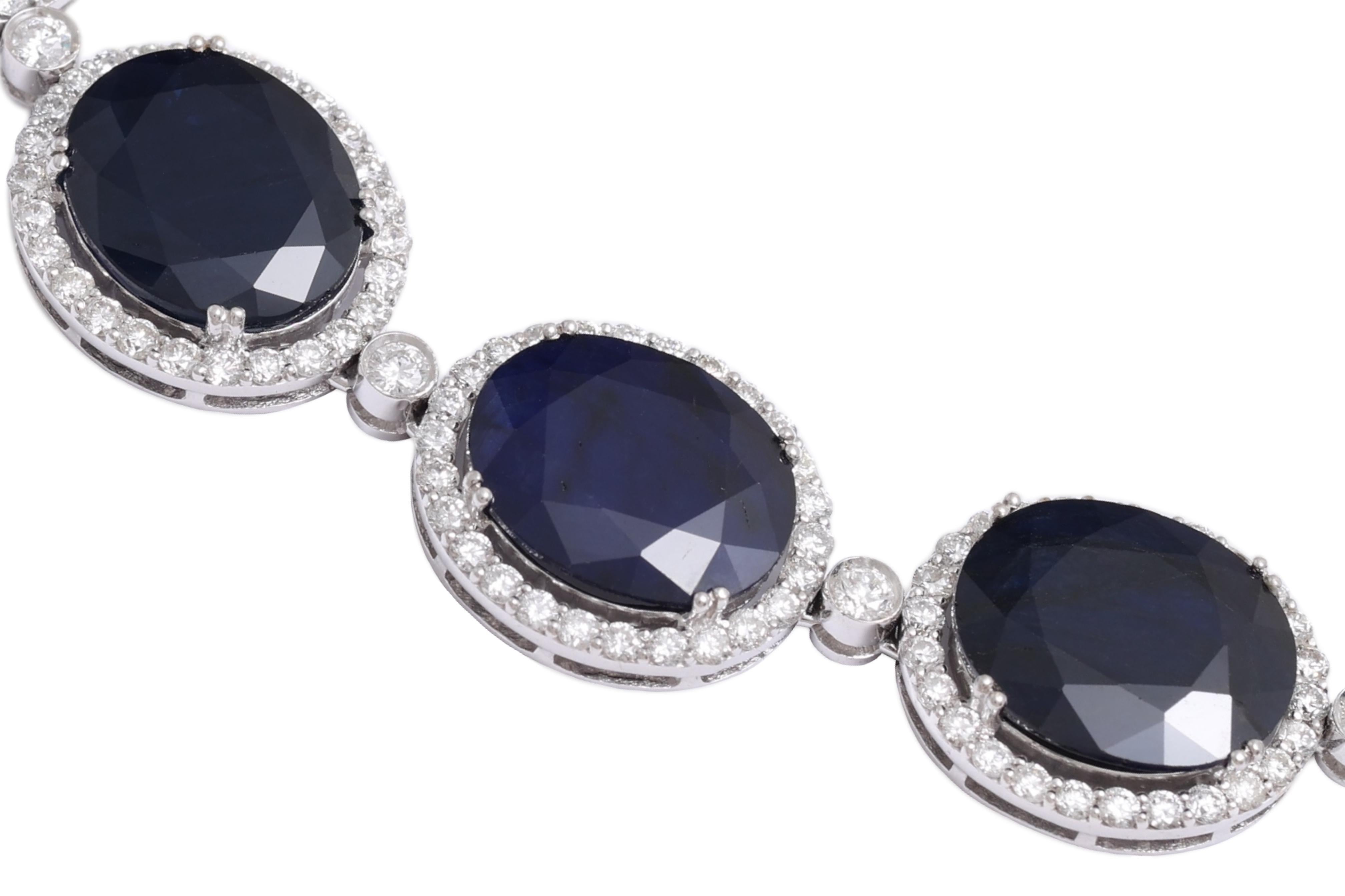 Taille ovale Collier en or blanc 18 carats avec 210,54 carats de saphirs et 17,01 carats de diamants en vente