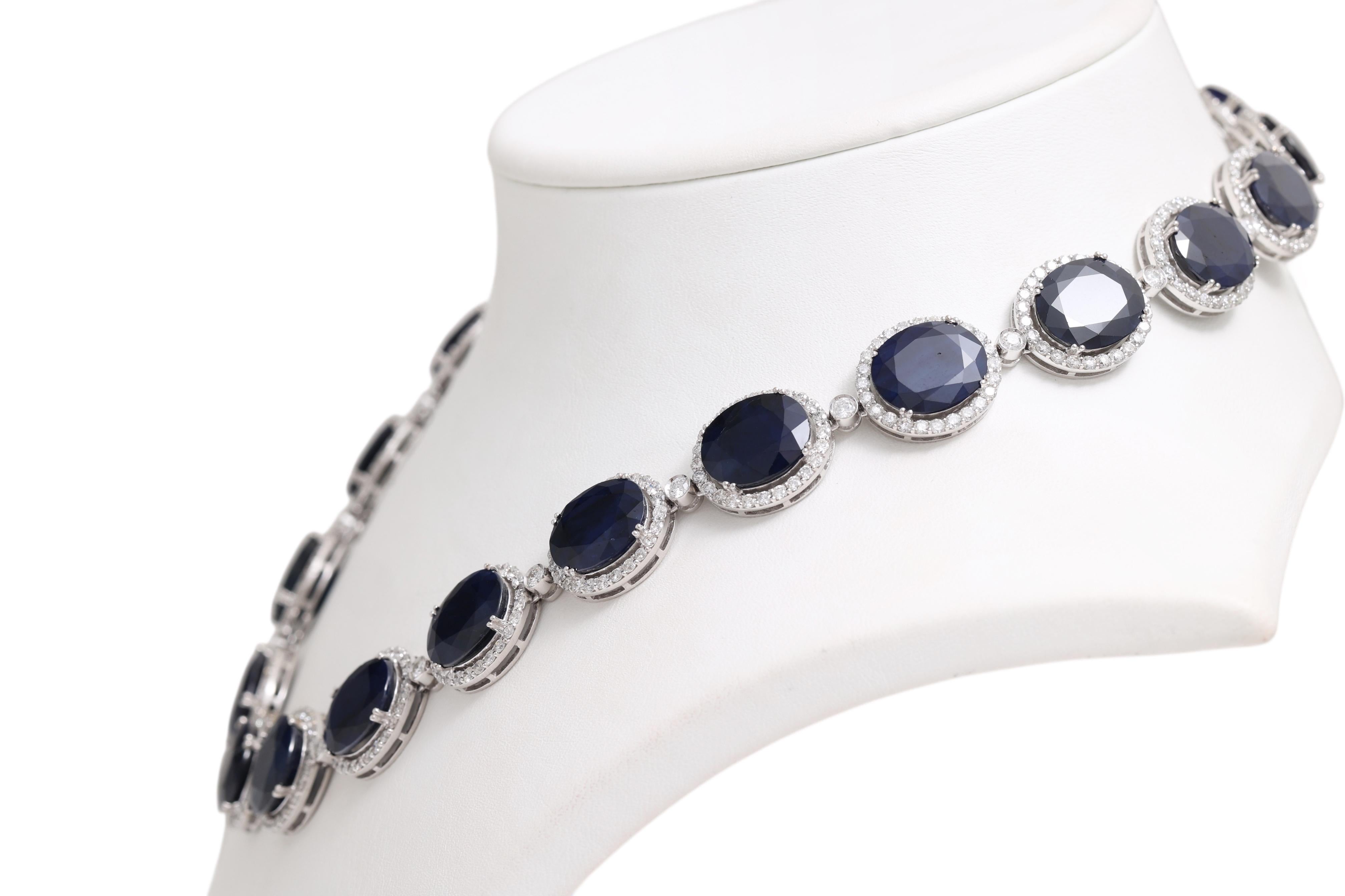 Collier en or blanc 18 carats avec 210,54 carats de saphirs et 17,01 carats de diamants Pour femmes en vente