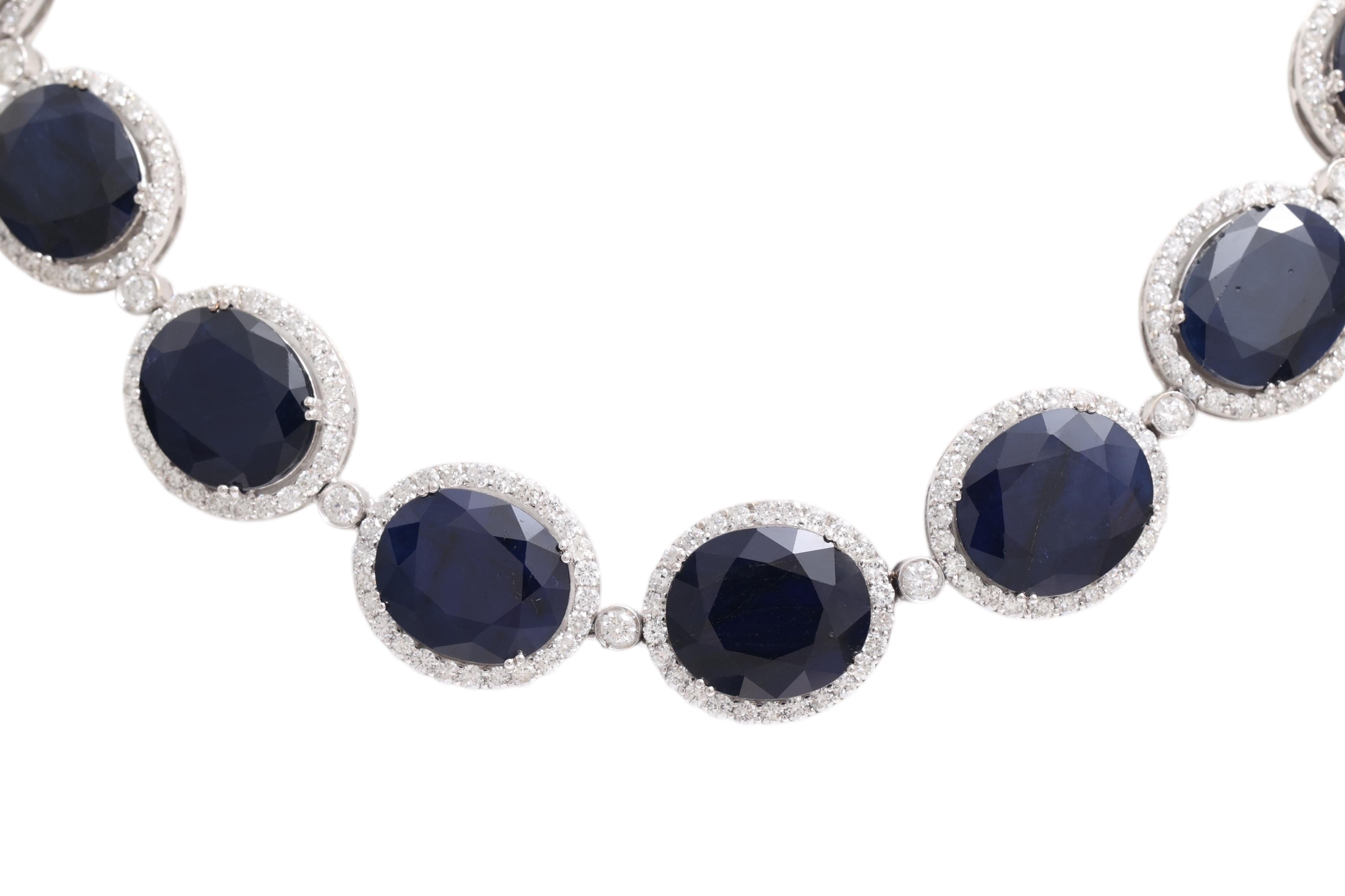 Collier en or blanc 18 carats avec 210,54 carats de saphirs et 17,01 carats de diamants en vente 1