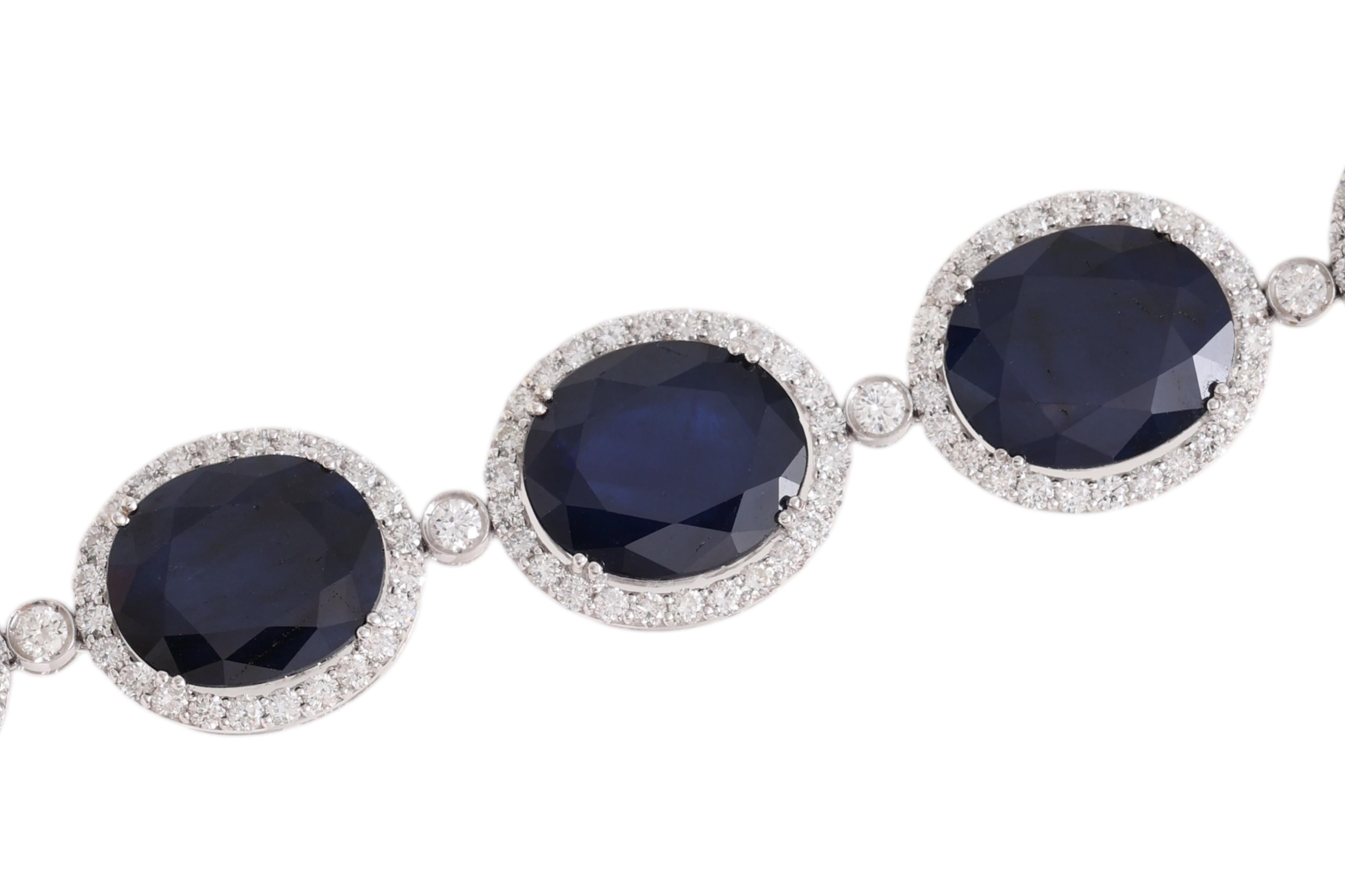 Collier en or blanc 18 carats avec 210,54 carats de saphirs et 17,01 carats de diamants en vente 9