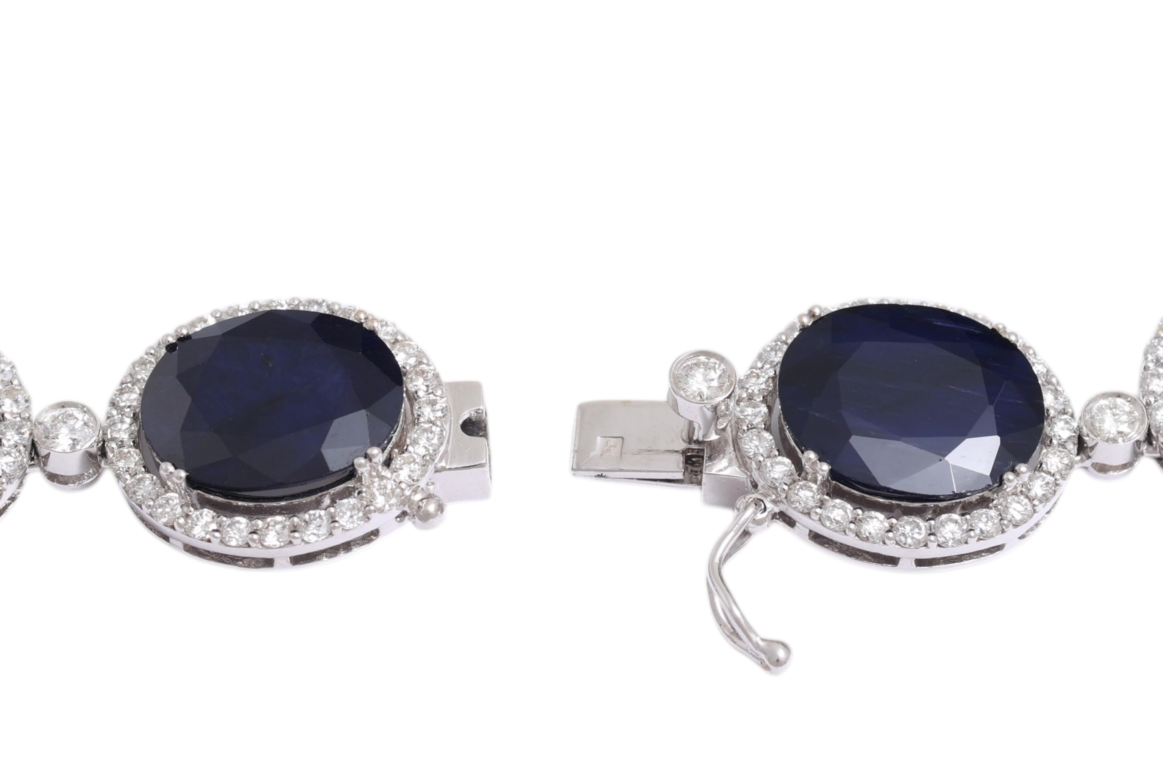 Collier en or blanc 18 carats avec 210,54 carats de saphirs et 17,01 carats de diamants en vente 2