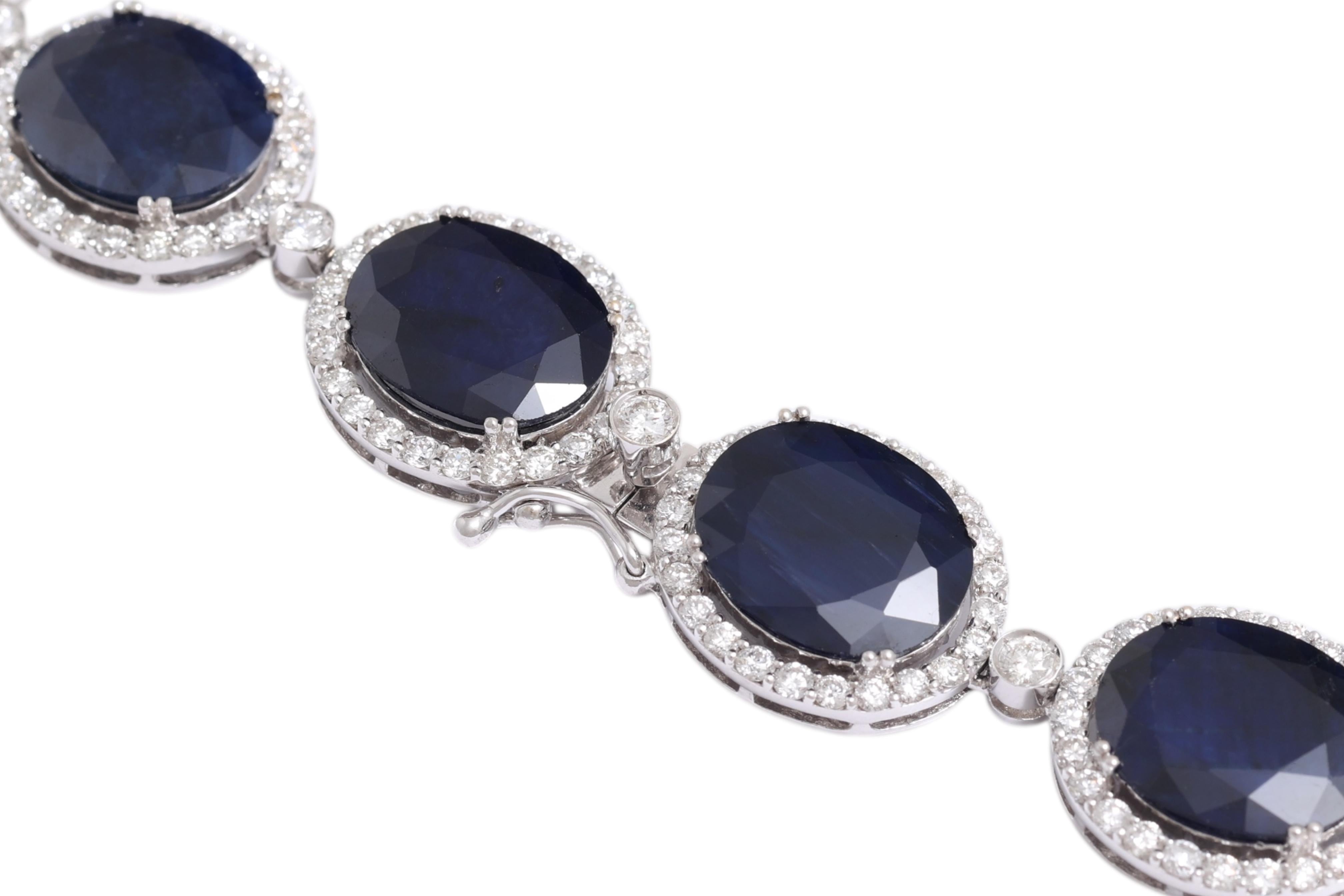 Collier en or blanc 18 carats avec 210,54 carats de saphirs et 17,01 carats de diamants en vente 3