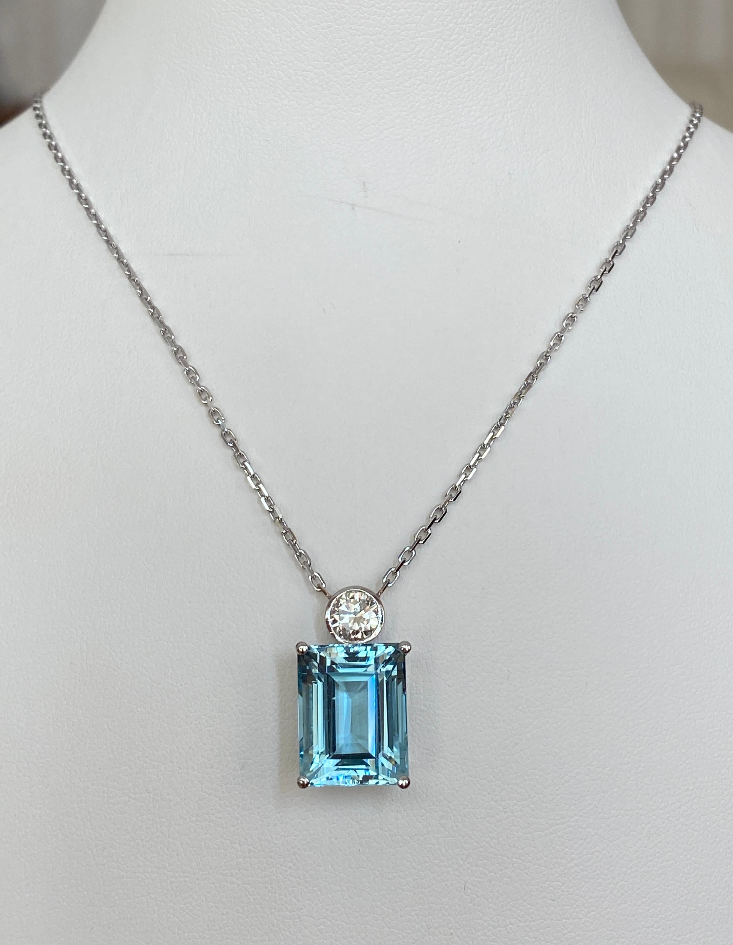 18 Karat Weißgold Halskette mit Diamant-Anhänger mit Aquamarin-Dekor
Angeboten 18 kt Weißgold Halskette mit einem Anhänger mit Smaragdschliff Aquamarin verziert,
Ca. 13 ct. Umgeben von 1  Diamant im Brillantschliff 
ca. 0,75 ct der Qualität