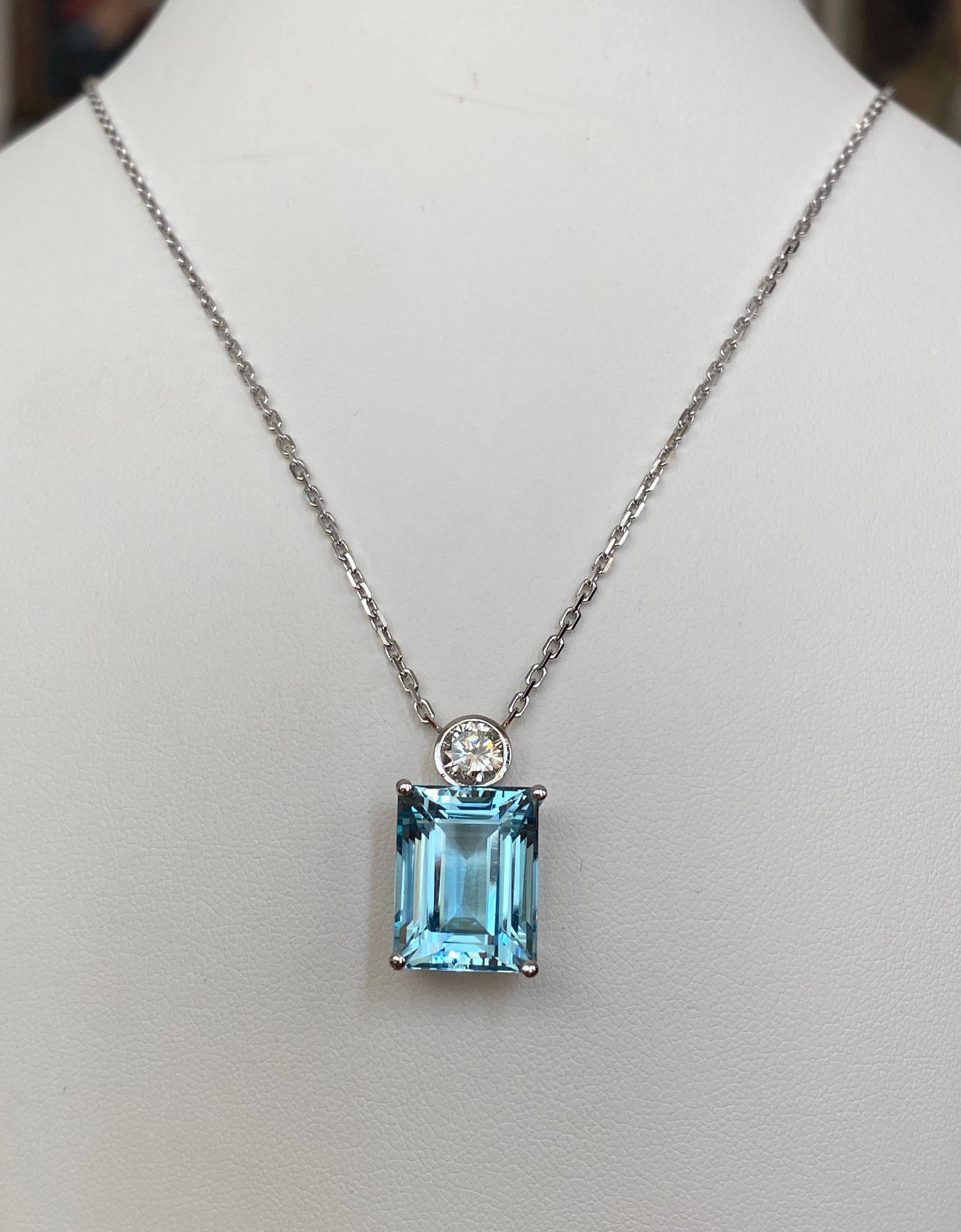 Contemporary 18 Karat White Gold Necklace with a Diamond Pendant Decorated with Aquamarine  For Sale