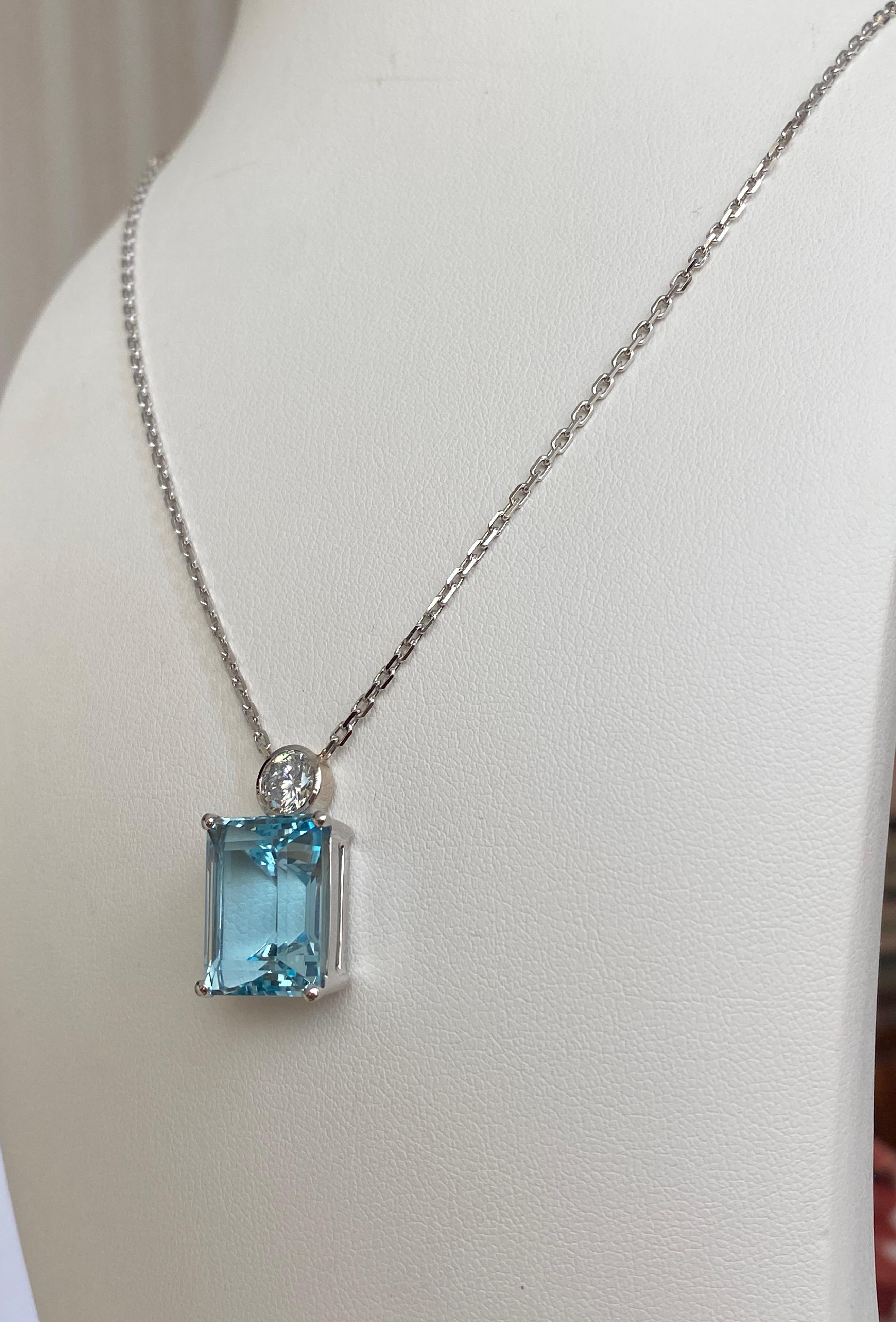 18 Karat White Gold Necklace with a Diamond Pendant Decorated with Aquamarine  In New Condition For Sale In AMSTERDAM, NL