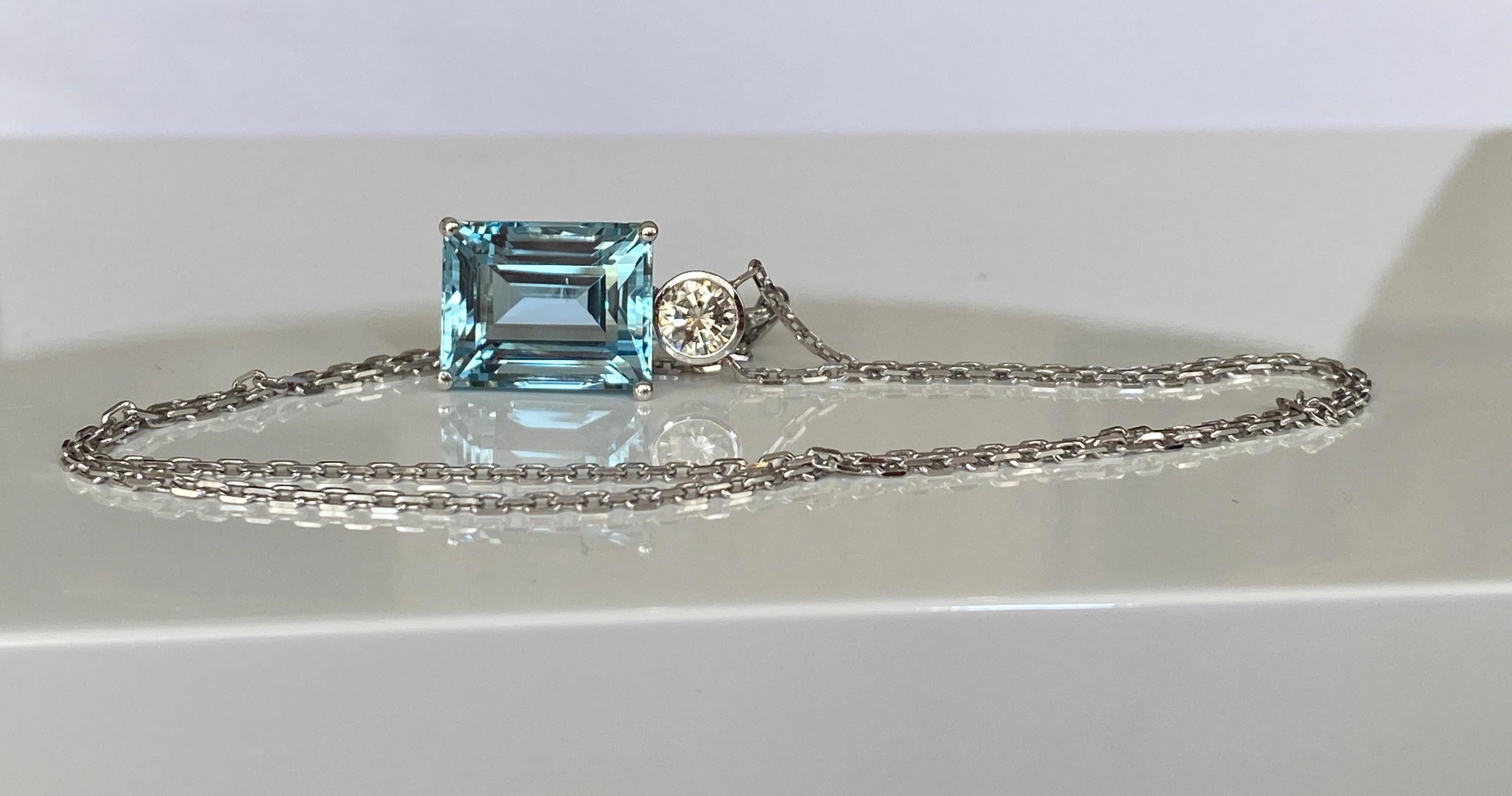18 Karat Weißgold Halskette mit Diamant-Anhänger mit Aquamarin-Dekor 3