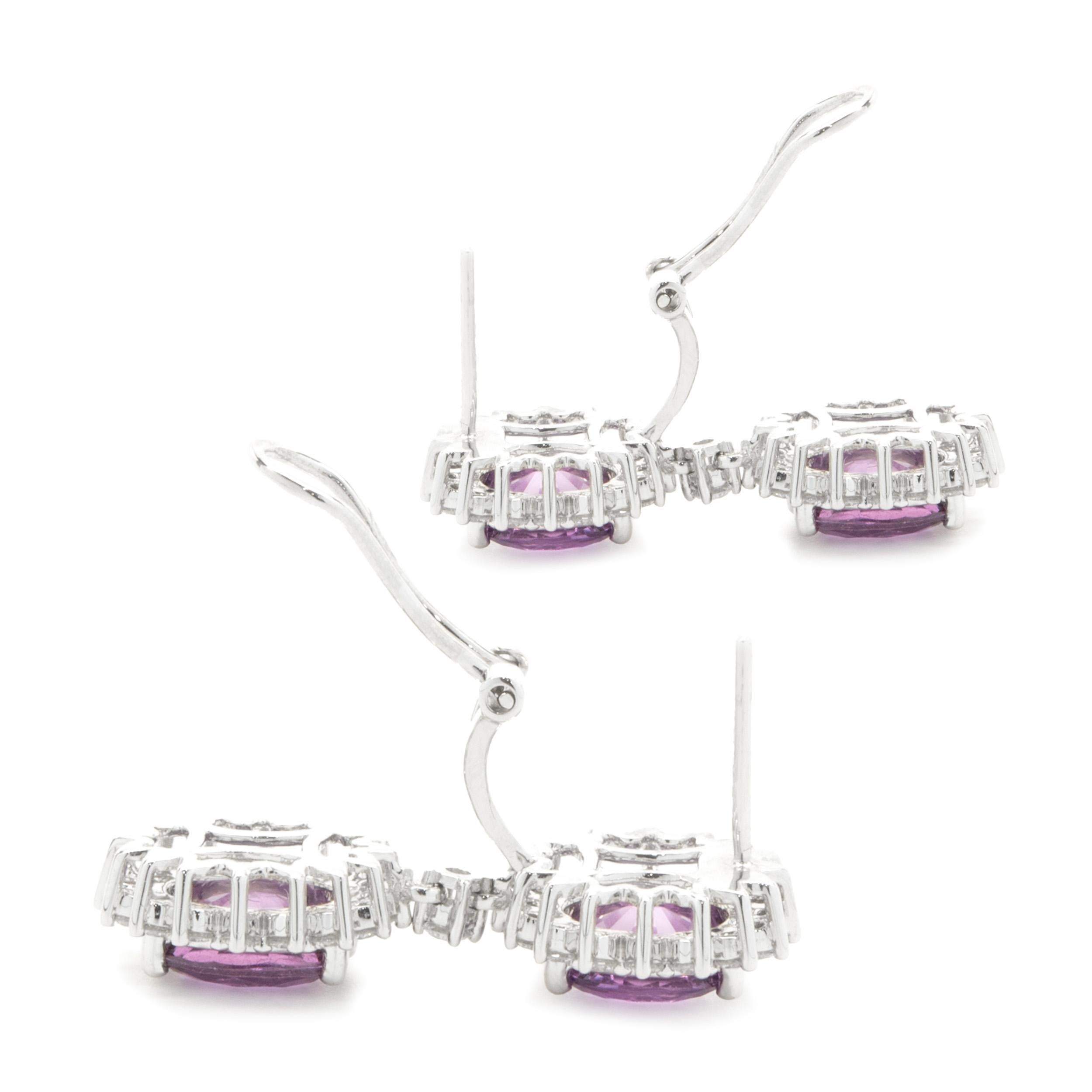 Concepteur : personnalisé
Matériau : Or blanc 18K
Saphir : 4 tailles ovales = 7,33cttw
Diamant : 66 diamants ronds de taille brillant et fantaisie = 1,15cttw
Couleur : G
Clarté : VS2
Dimensions : les boucles d'oreilles mesurent 30 mm
Poids : 10,51