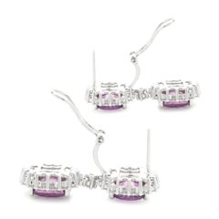 Pendants d'oreilles en or blanc 18 carats avec saphir violet non chauffé et halo de diamants
