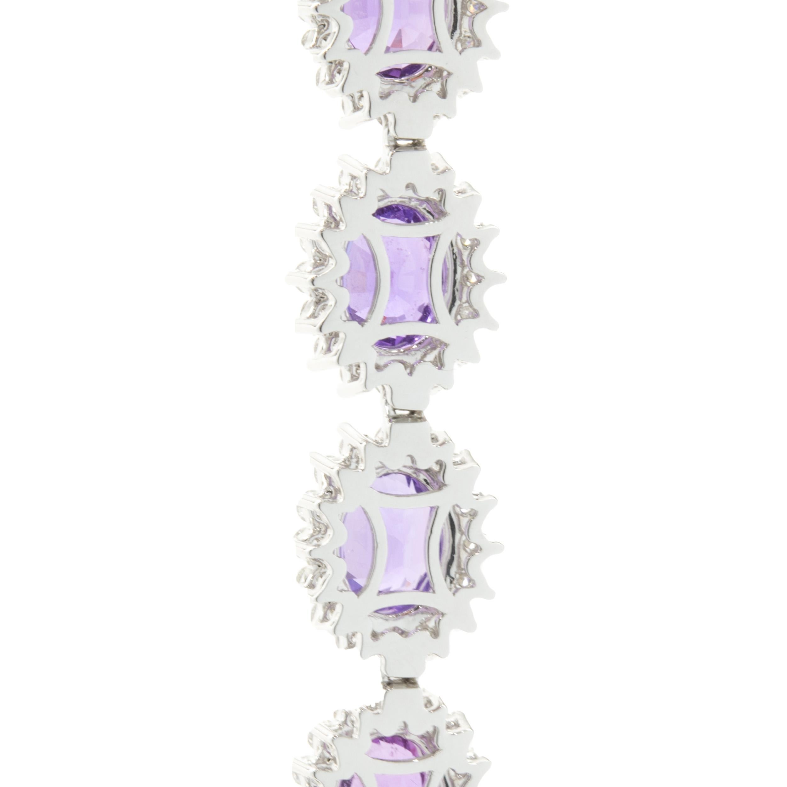 Taille ovale Collier en or blanc 18 carats avec saphir violet non chauffé et halo de diamants en vente