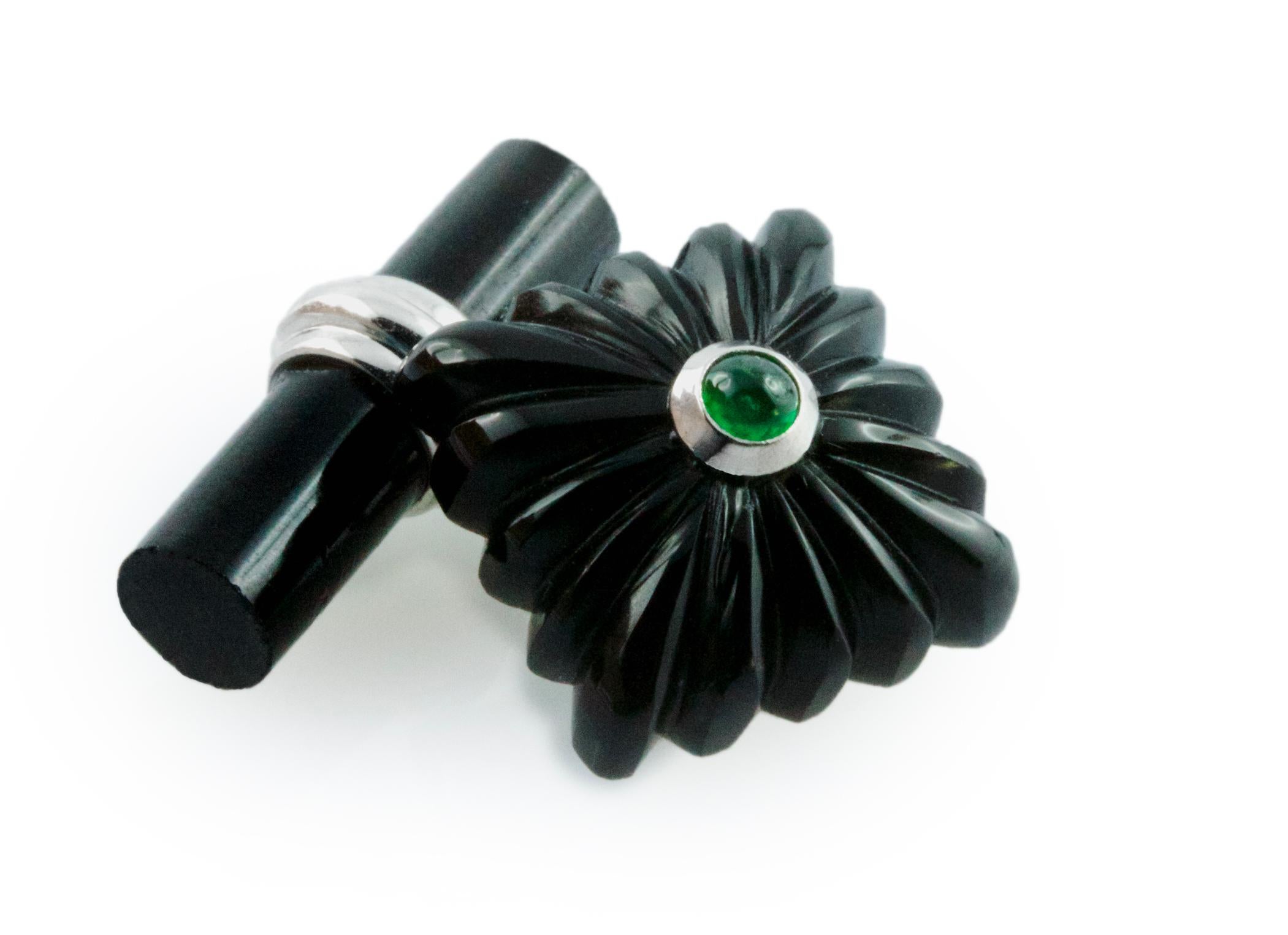 18 Karat White Gold Onyx Emeralds Carved Squared Cufflinks In New Condition For Sale In Milano, IT
