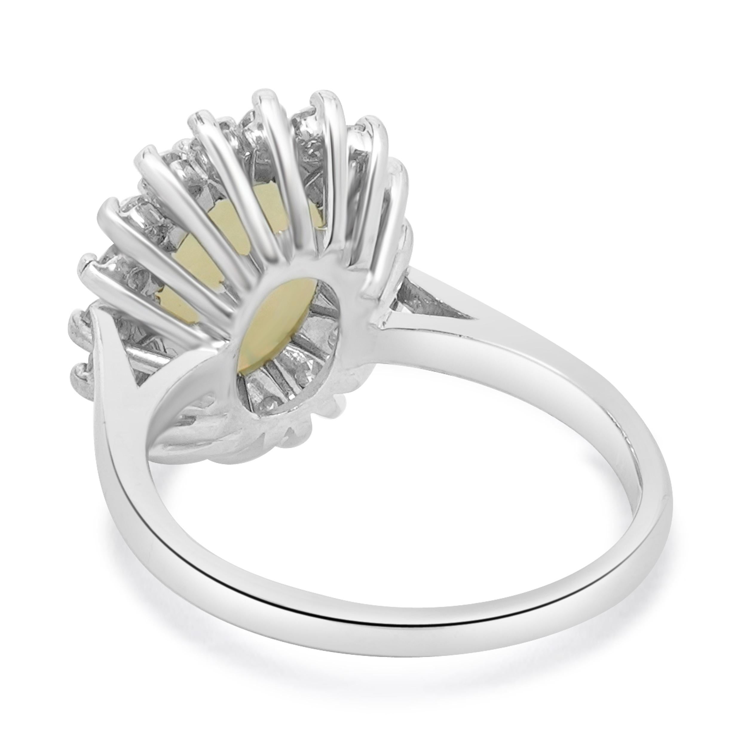 Taglio ovale Anello aureola in oro bianco 18 carati con opale e diamante in vendita