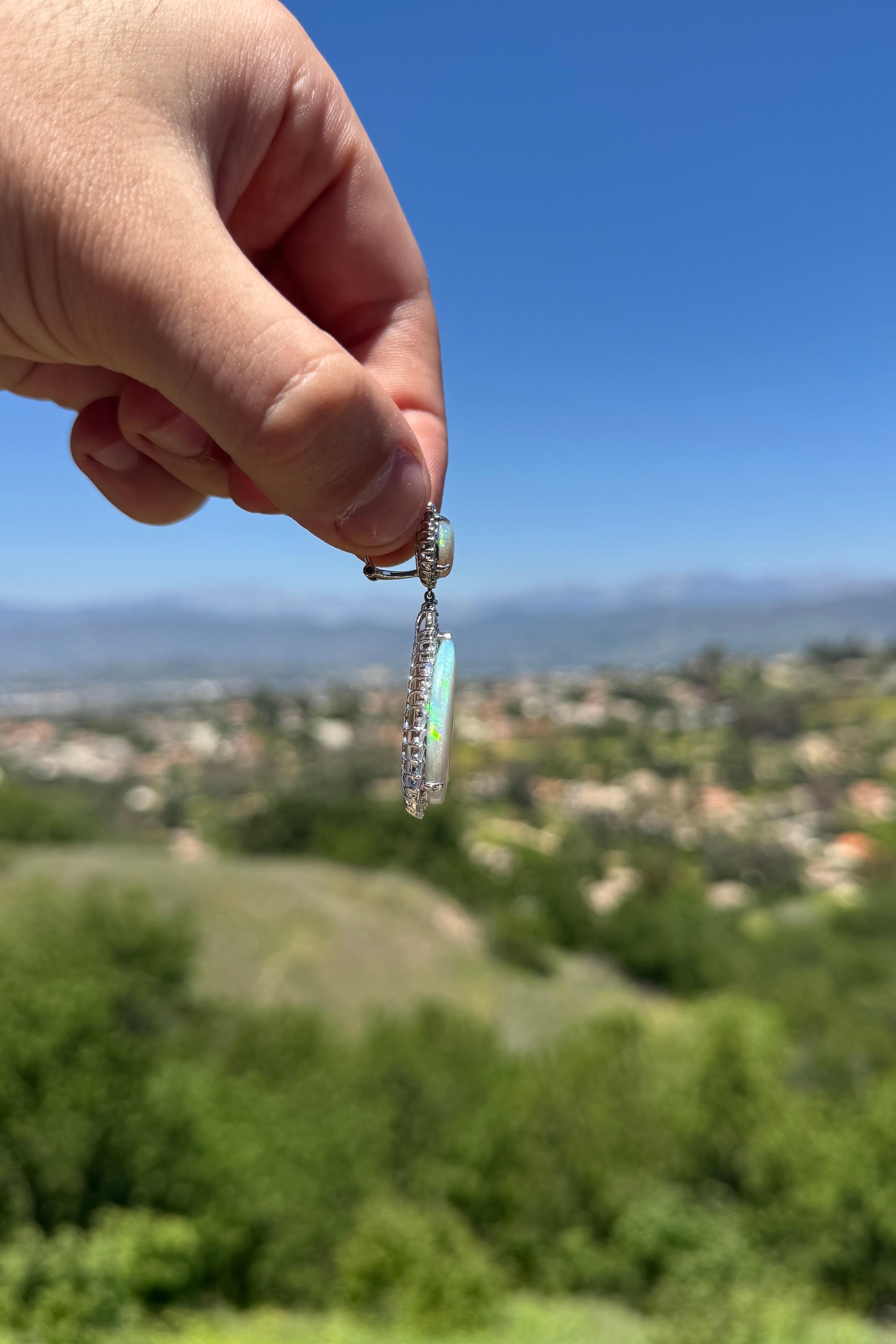 Set di ciondoli e orecchini con opale e diamanti in oro bianco 18 carati in vendita 14
