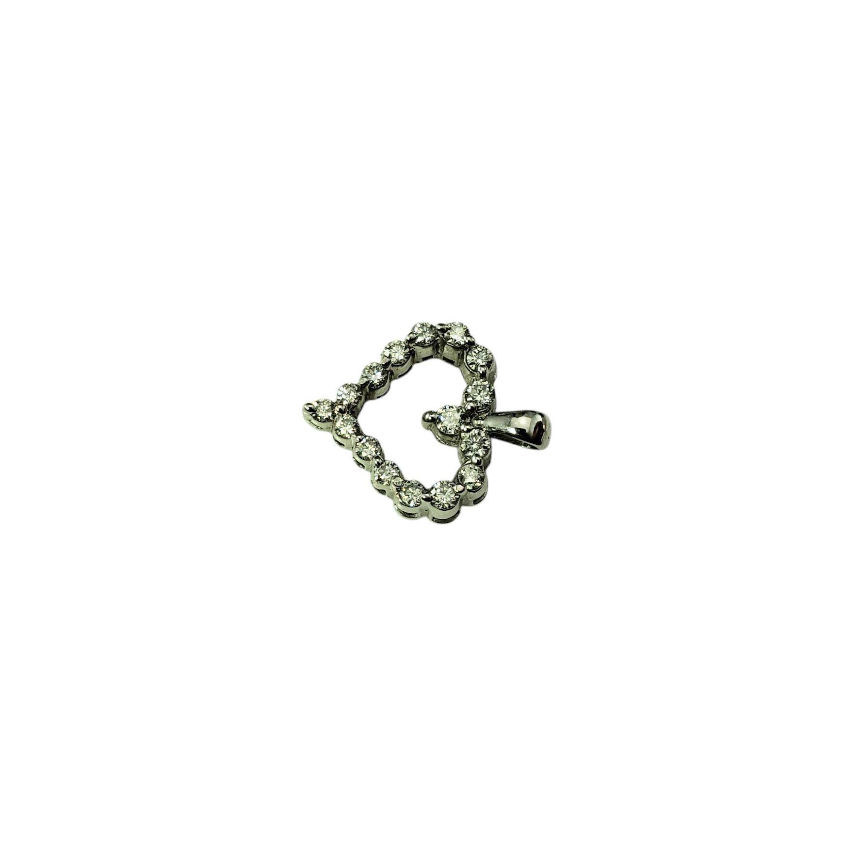 Pendentif en or blanc 18 carats avec cœur en diamant ouvert-

Ce pendentif en forme de cœur étincelant est orné de 16 diamants ronds de taille brillante sertis dans de l'or blanc 18 carats classique.

Poids total approximatif des diamants : 20