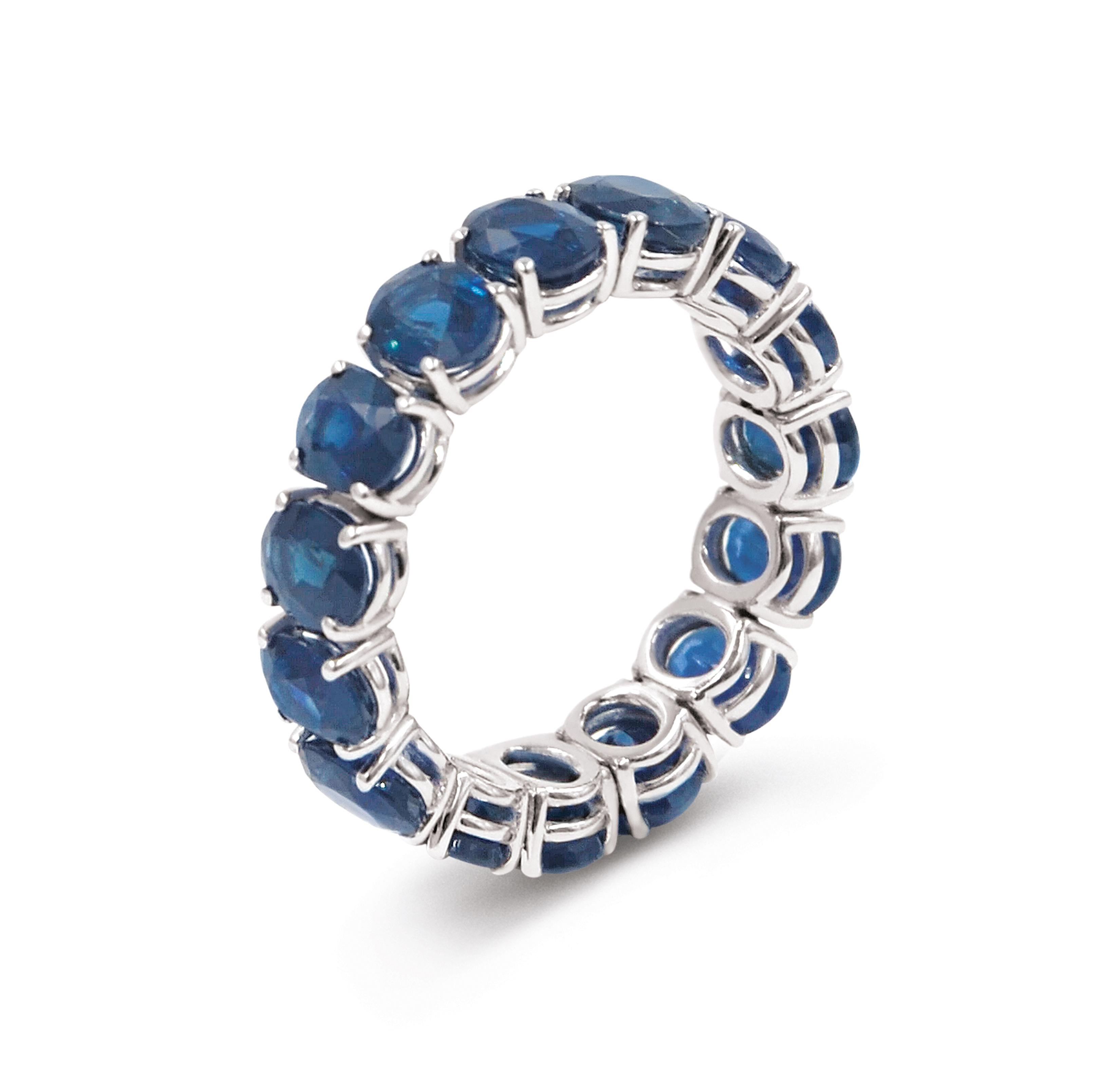 Bague à anneau éternel Garavelli en or blanc 18 carats avec saphirs bleus ovales