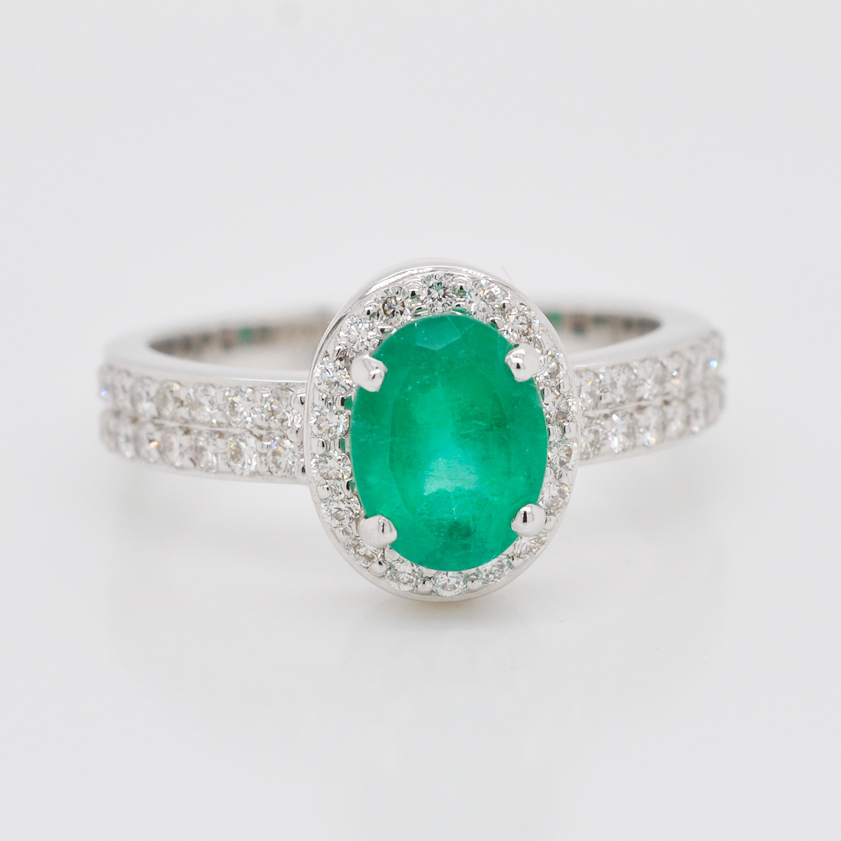 18 Karat White Gold 8.4x6.4 mm Oval Colombian Emerald Diamond Contemporary Ring For Sale 7