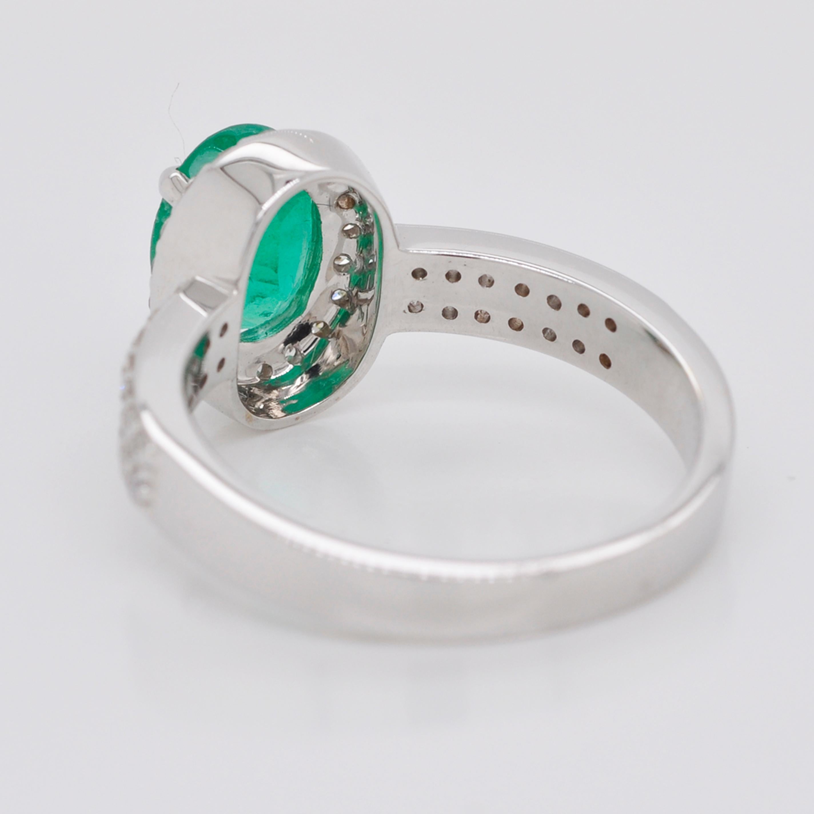 18 Karat White Gold 8.4x6.4 mm Oval Colombian Emerald Diamond Contemporary Ring For Sale 10