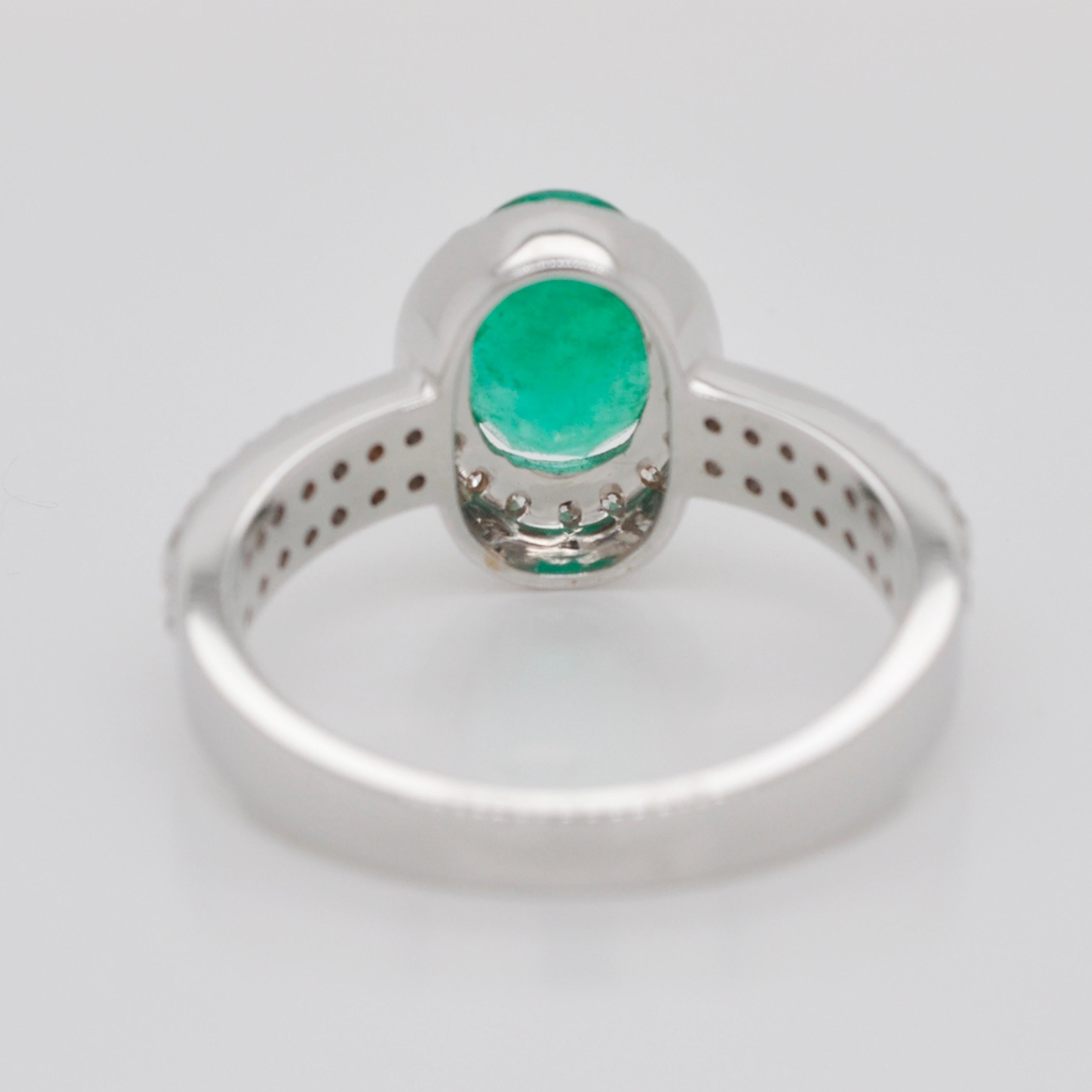 18 Karat White Gold 8.4x6.4 mm Oval Colombian Emerald Diamond Contemporary Ring For Sale 11