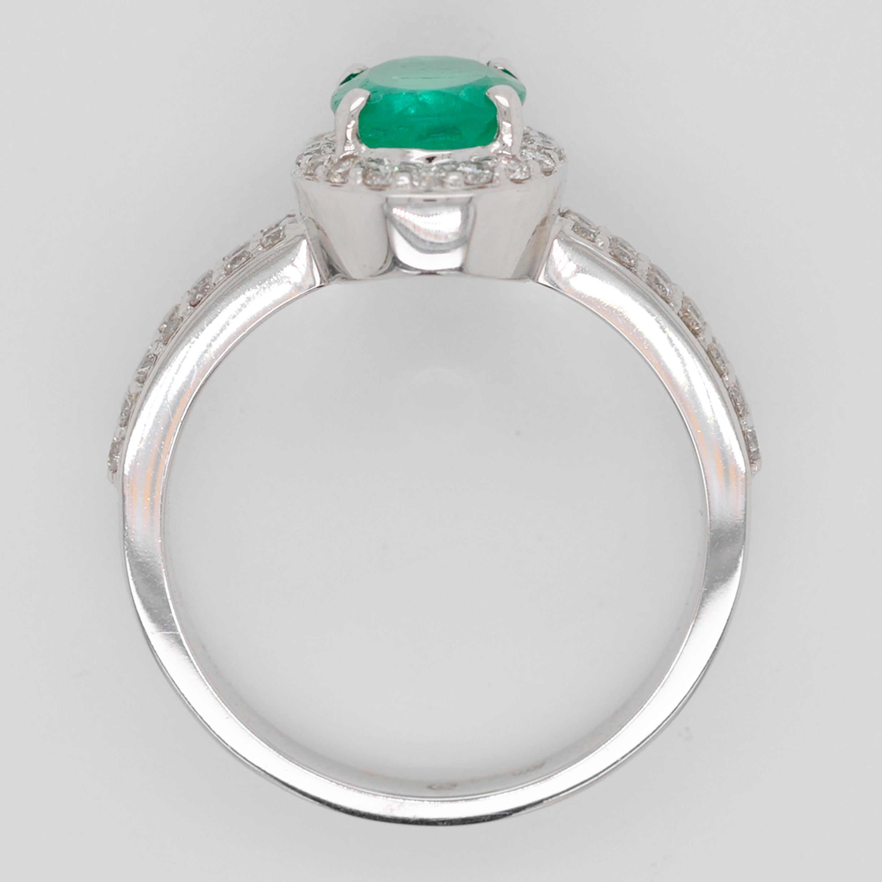 18 Karat White Gold 8.4x6.4 mm Oval Colombian Emerald Diamond Contemporary Ring For Sale 13