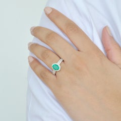 18 Karat White Gold 8.4x6.4 mm Oval Colombian Emerald Diamond Contemporary Ring