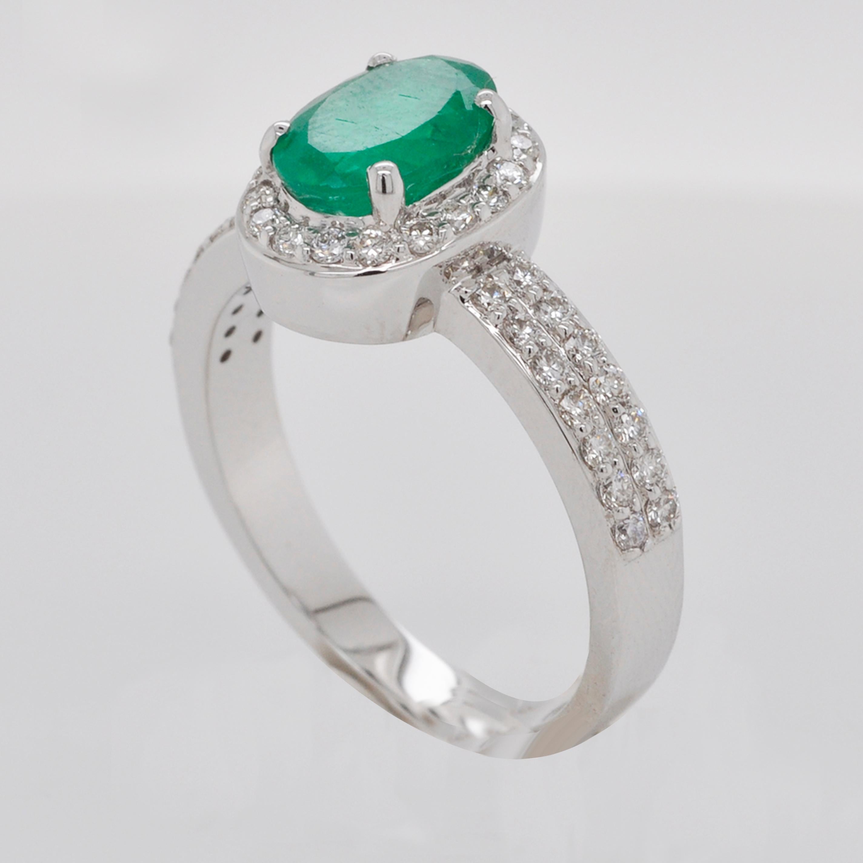 18 Karat White Gold 8.4x6.4 mm Oval Colombian Emerald Diamond Contemporary Ring For Sale 3
