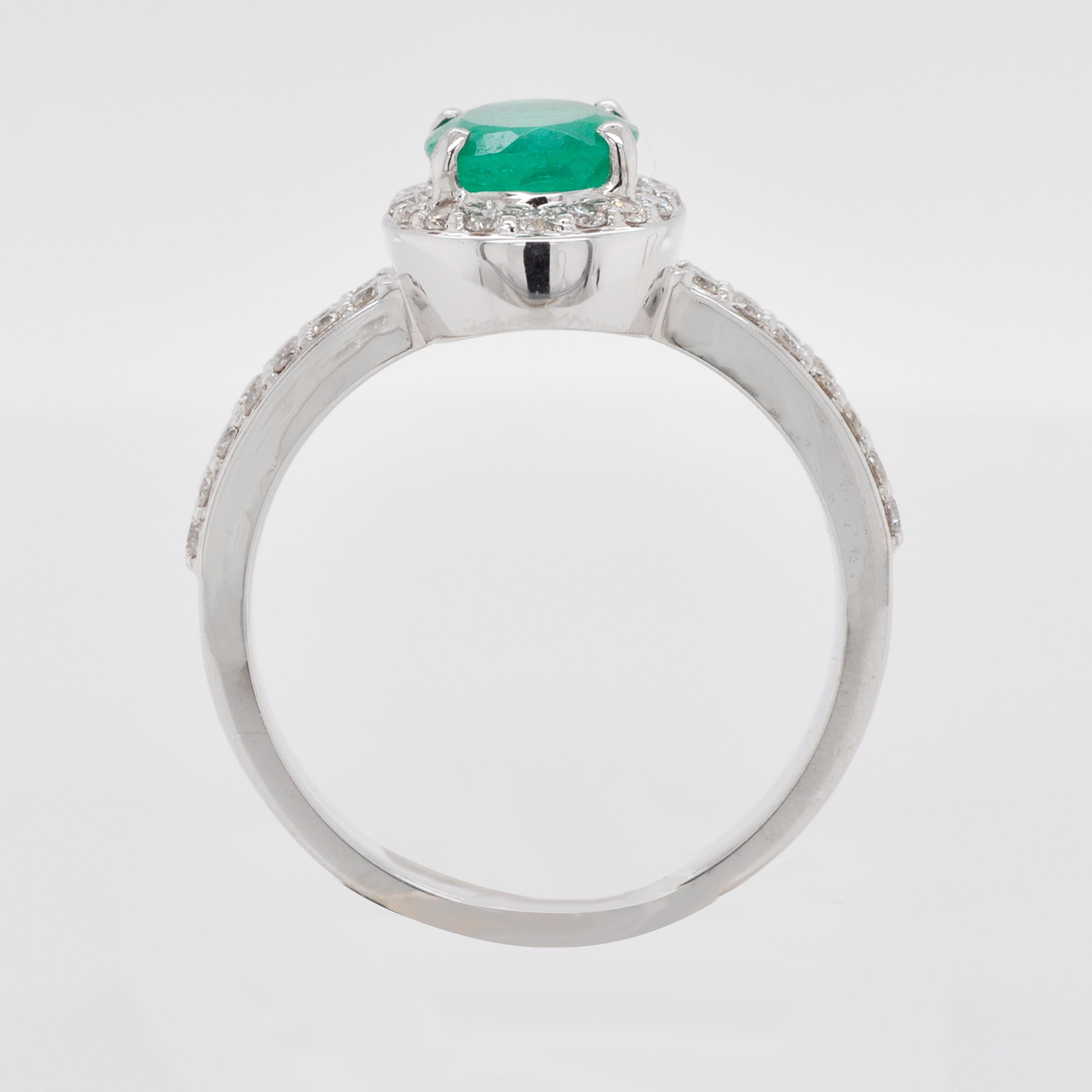 18 Karat White Gold 8.4x6.4 mm Oval Colombian Emerald Diamond Contemporary Ring For Sale 4