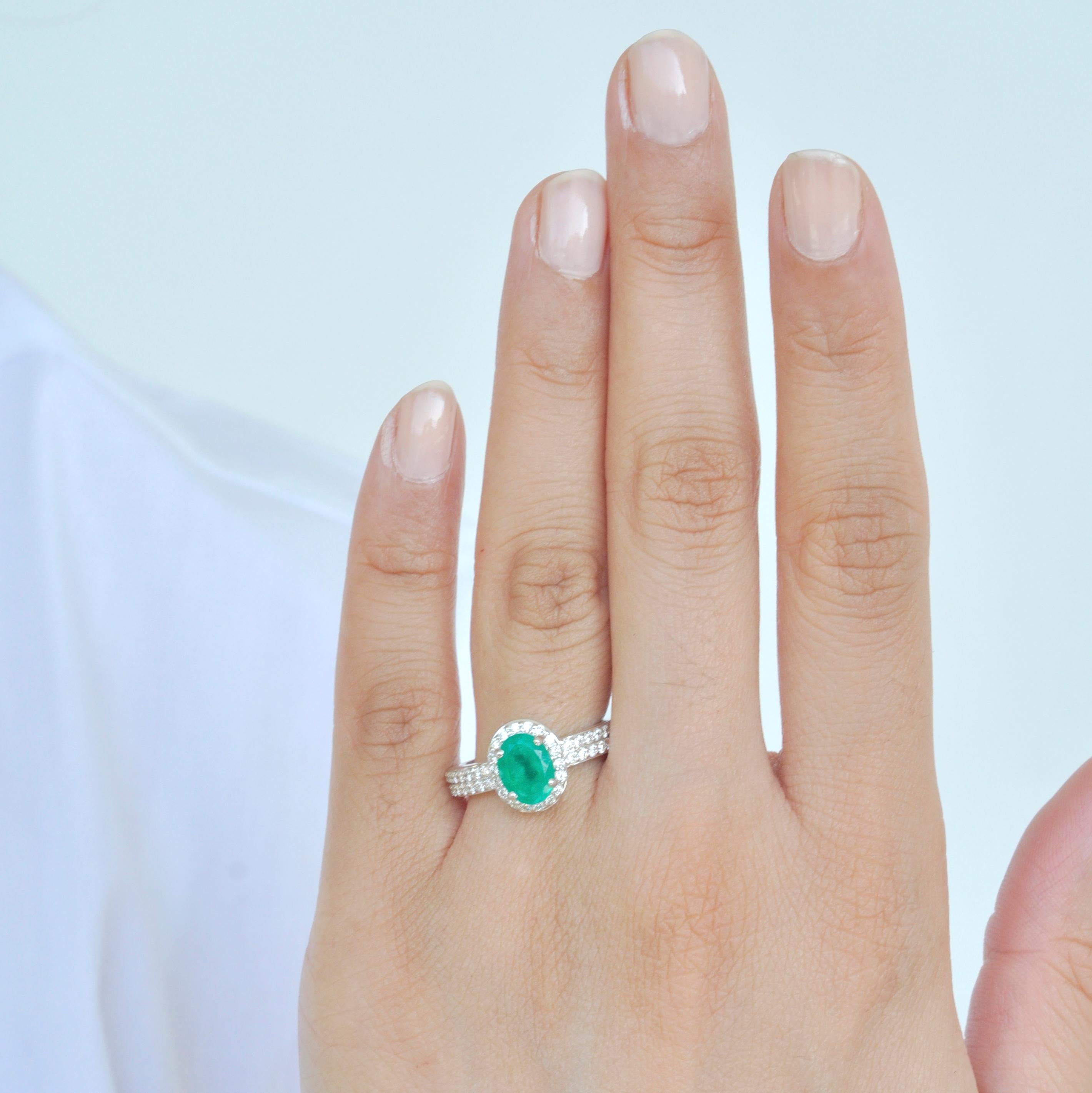 18 Karat White Gold 8.4x6.4 mm Oval Colombian Emerald Diamond Contemporary Ring In New Condition For Sale In Jaipur, Rajasthan