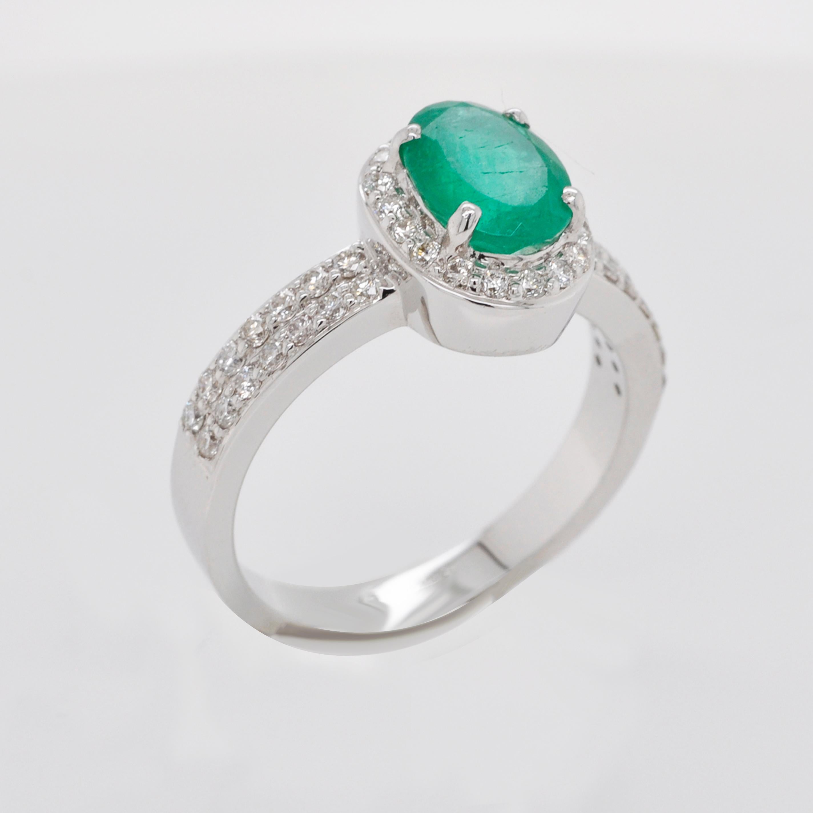 18 Karat White Gold 8.4x6.4 mm Oval Colombian Emerald Diamond Contemporary Ring For Sale 6