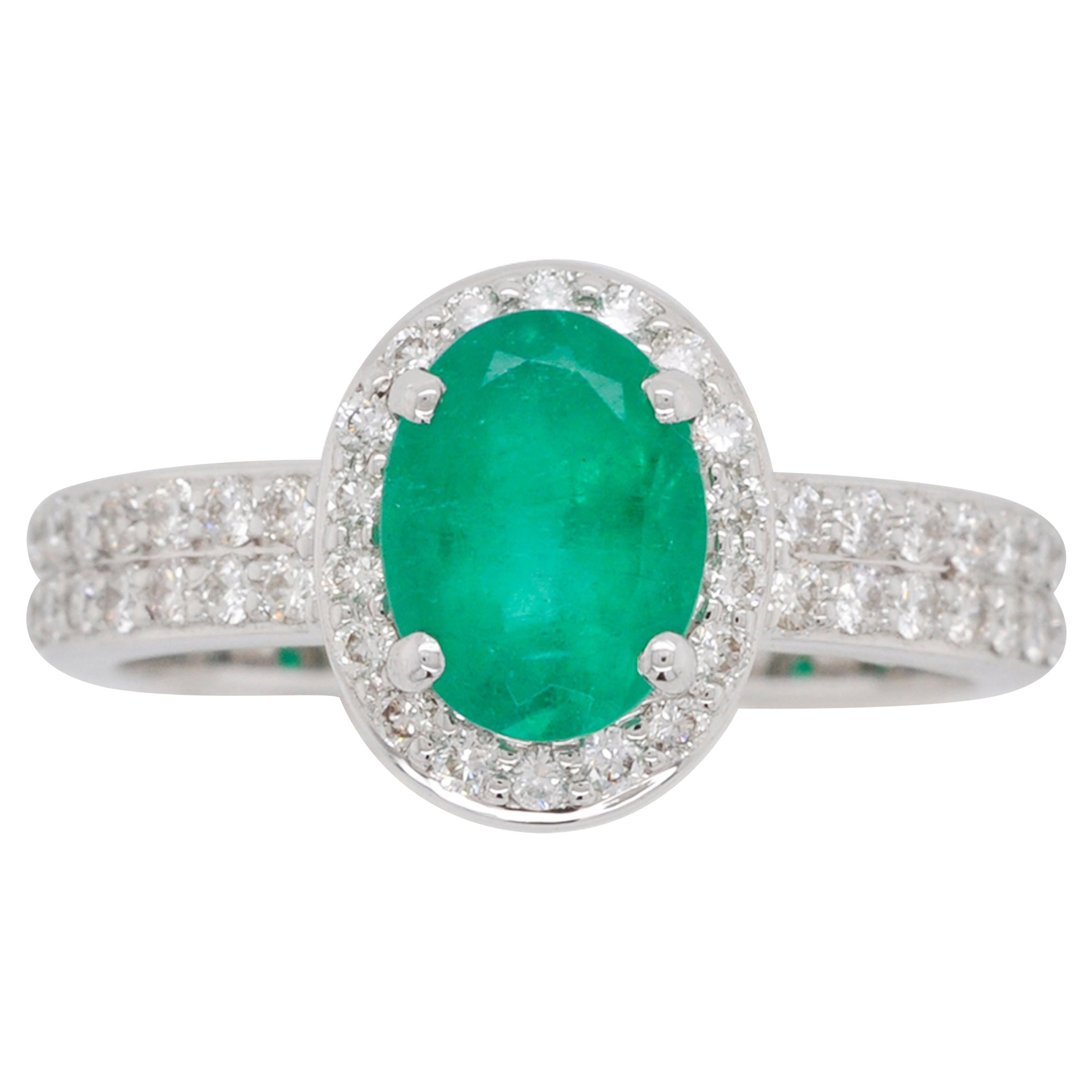 18 Karat White Gold 8.4x6.4 mm Oval Colombian Emerald Diamond Contemporary Ring For Sale