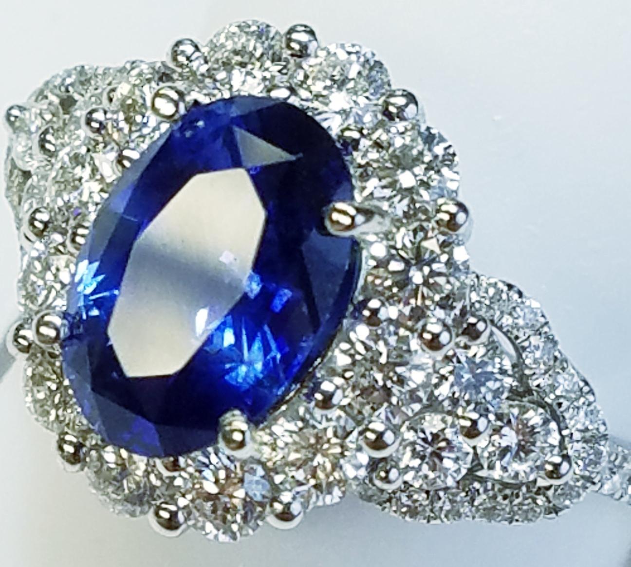 18 Karat White Gold Oval Cut Blue Sapphire and Diamond Ring In New Condition In Great Neck, NY