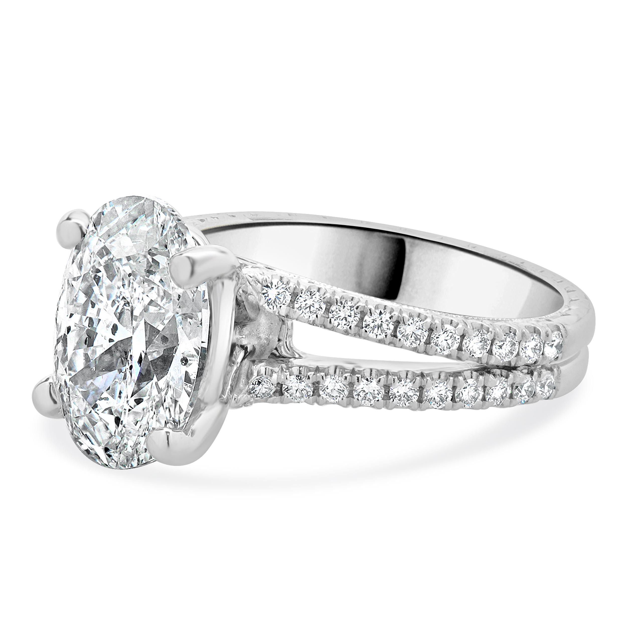 Designer: personalizzato
Materiale: oro bianco 18 carati
Diamante centrale: 1 taglio ovale = 3,21ct
Colore: D. A.
Chiarezza : SI2
GIA: 5172877152
Diamante: taglio brillante rotondo = 0,44cttw
Colore : G
Chiarezza : VS2
Taglia: 5.5 Taglie